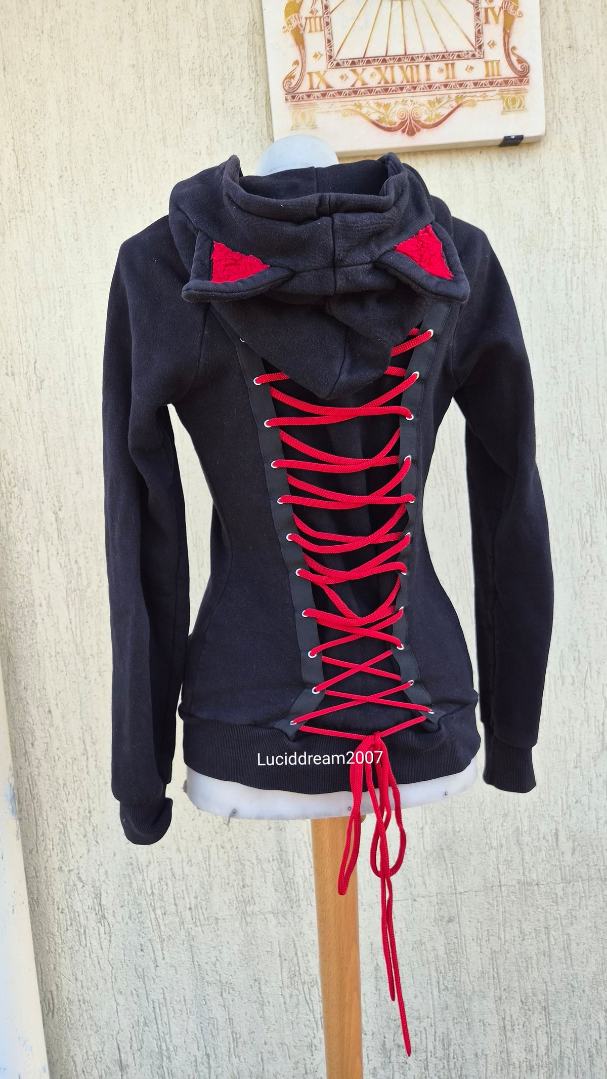 Gilet dos laçage et capuche à oreilles