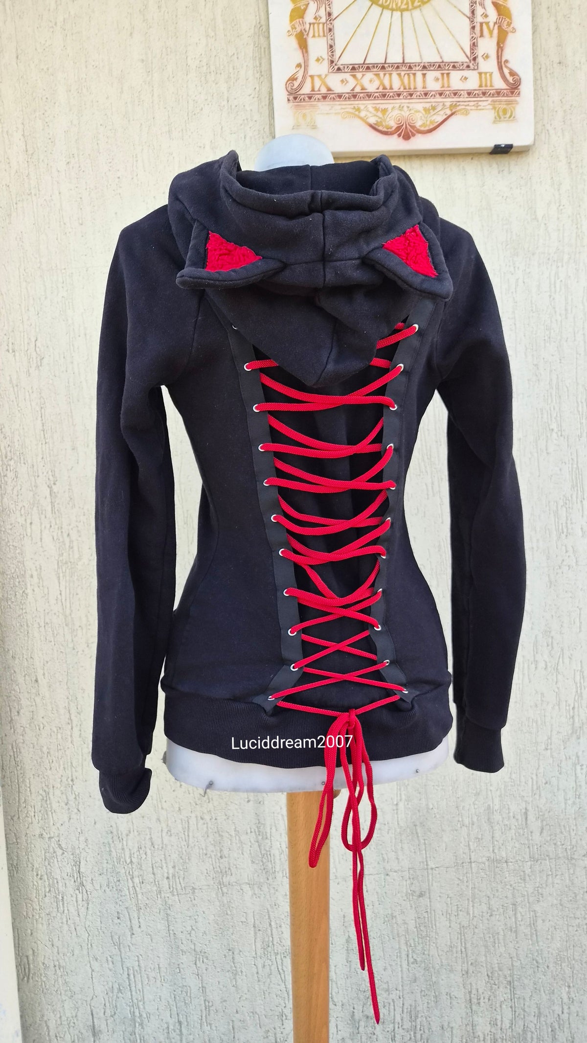 Gilet dos laçage et capuche à oreilles