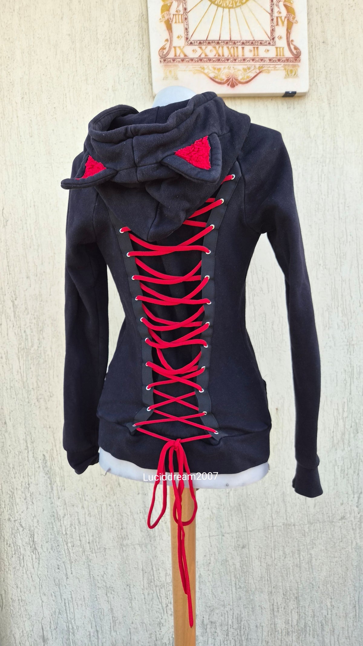 Gilet dos laçage et capuche à oreilles