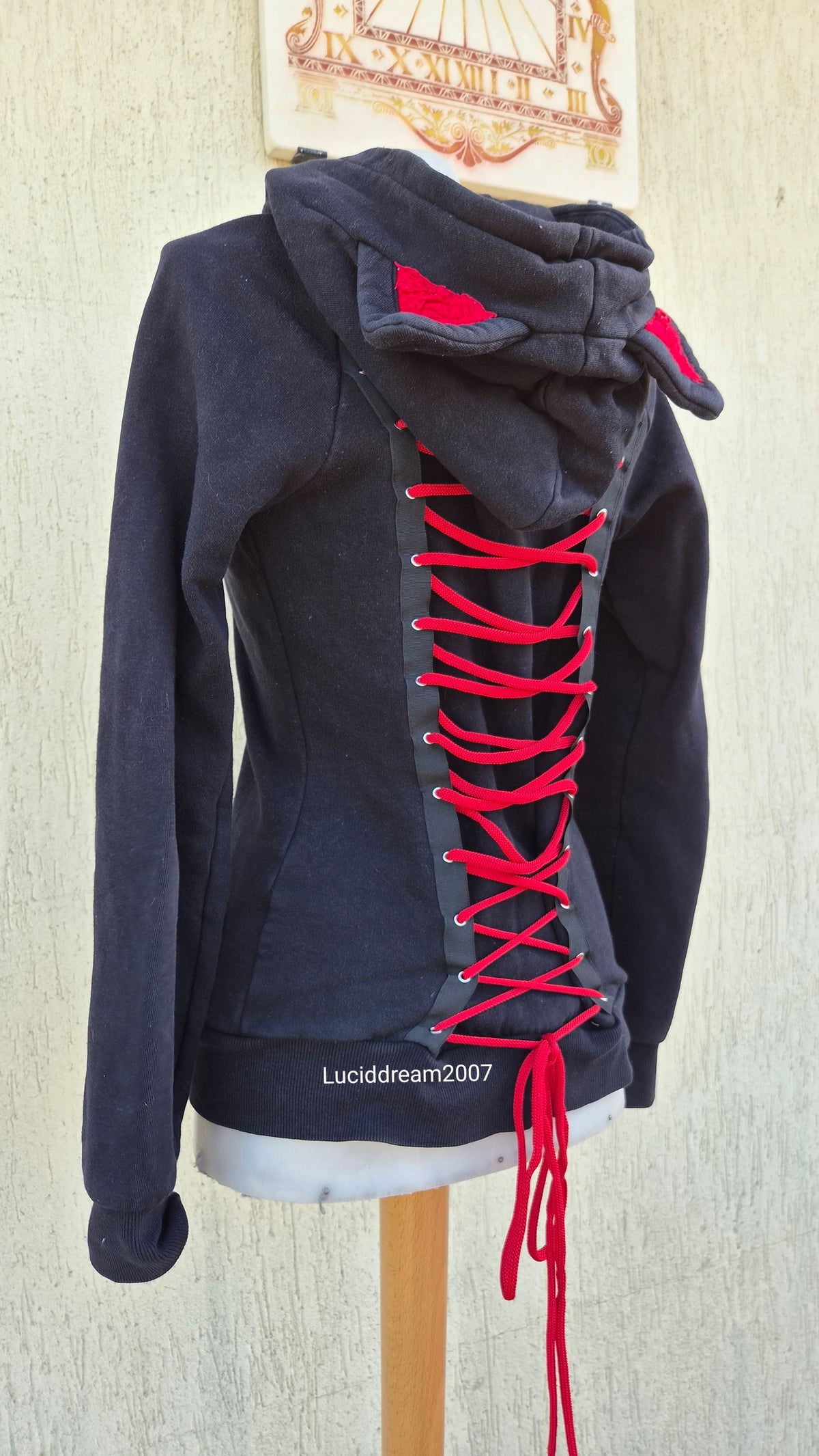 Gilet dos laçage et capuche à oreilles