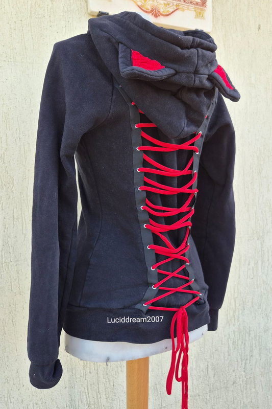 Gilet dos laçage et capuche à oreilles