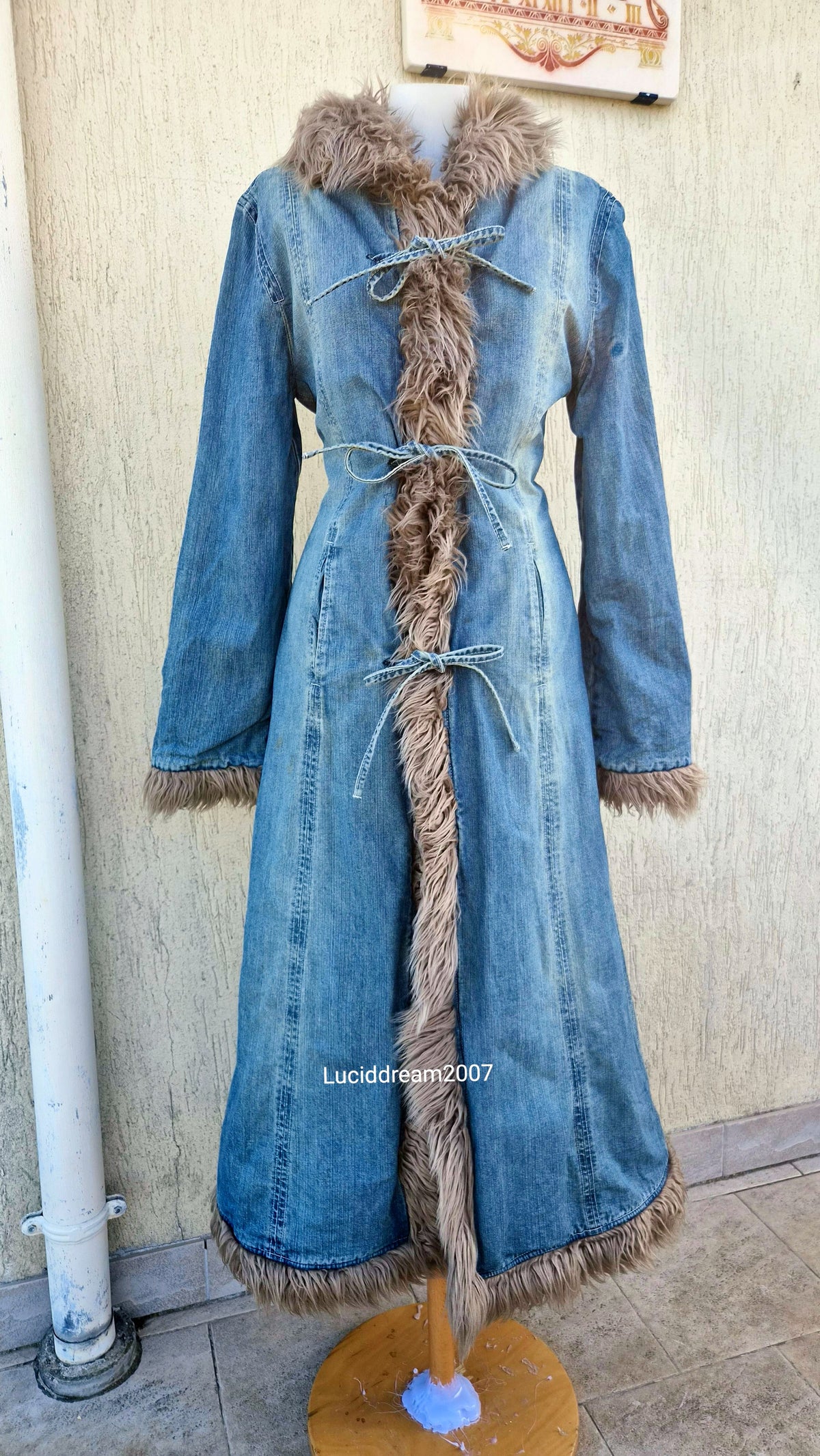 Manteau long denim et fausse fourrure