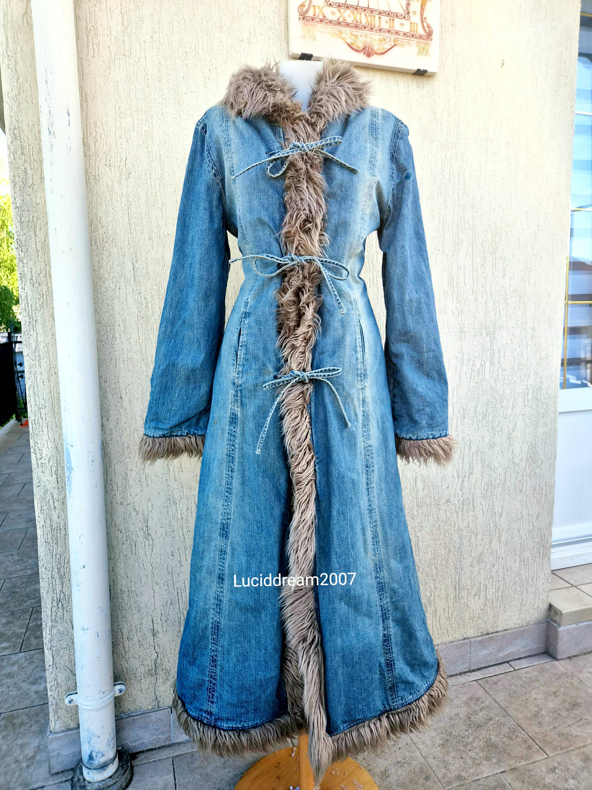 Manteau long denim et fausse fourrure