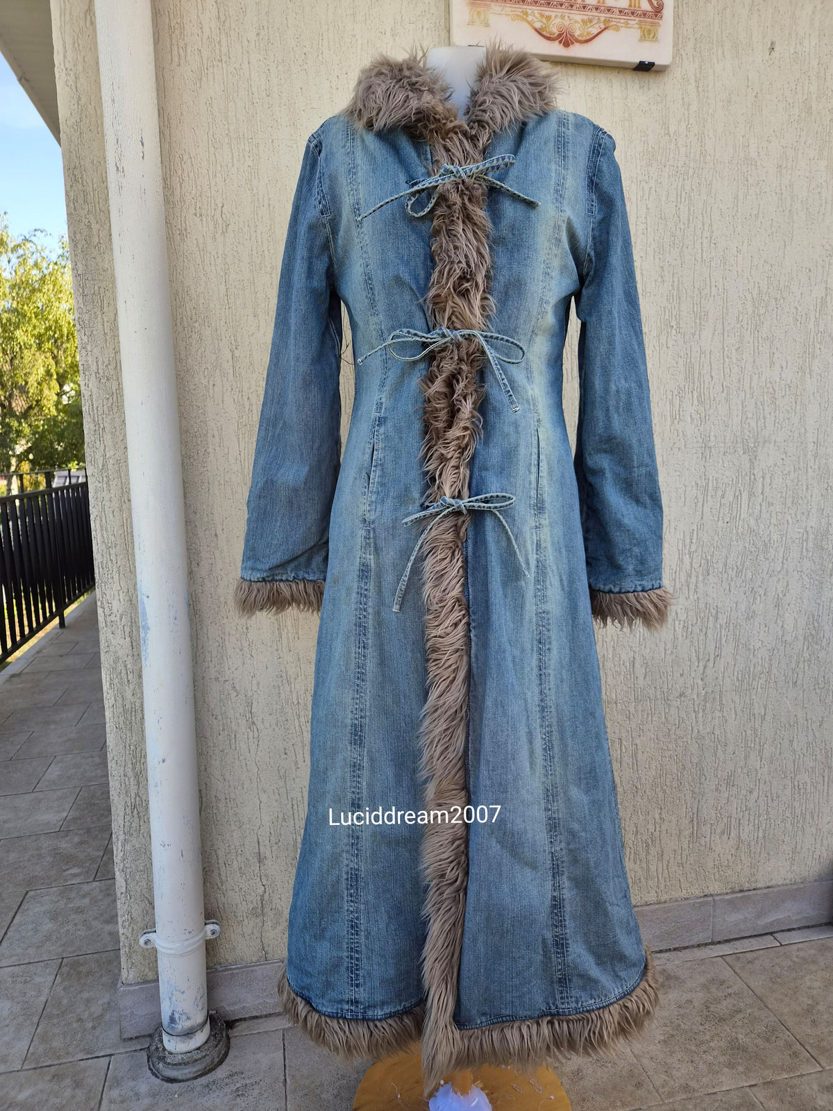 Manteau long denim et fausse fourrure