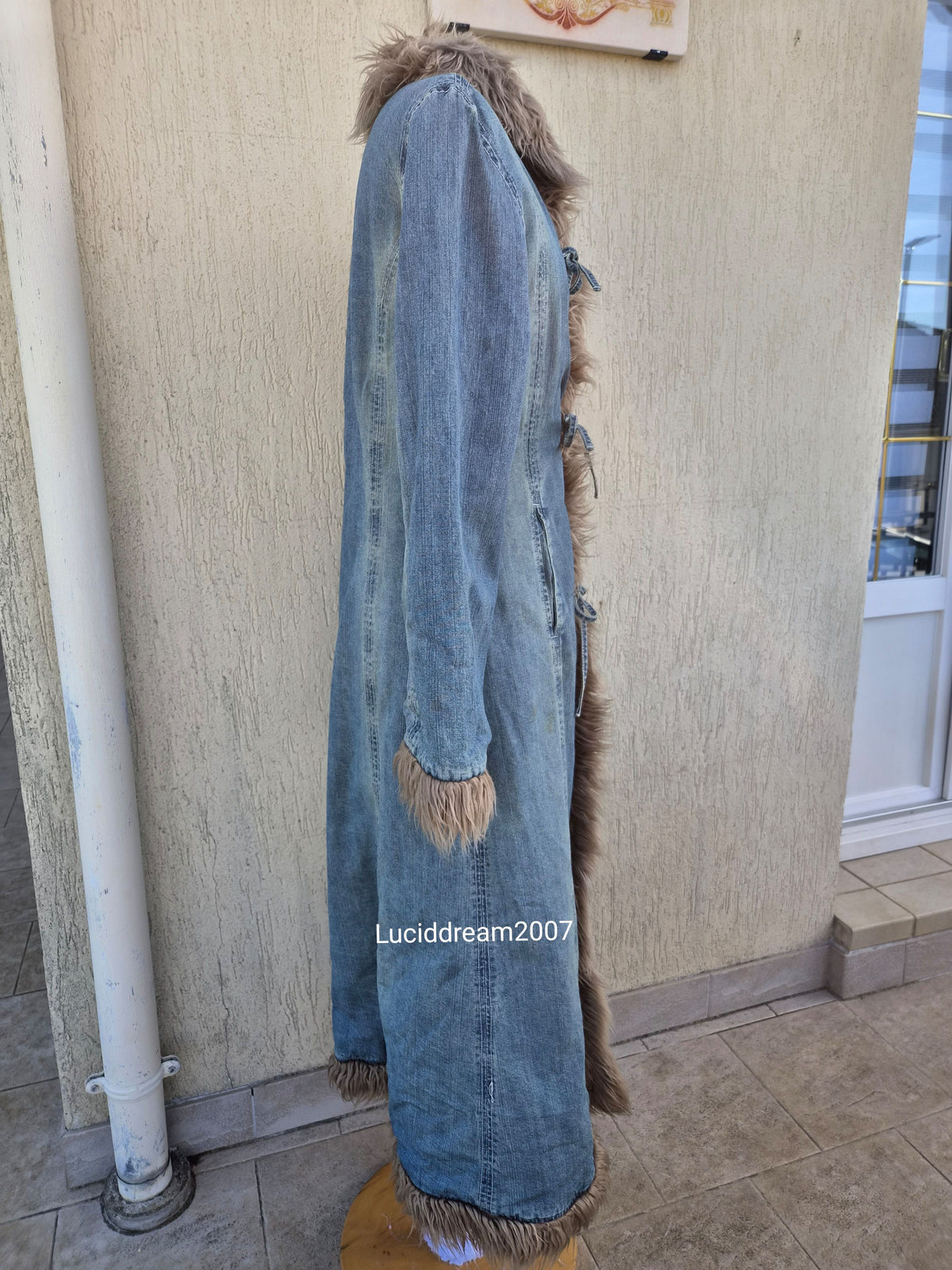Manteau long denim et fausse fourrure