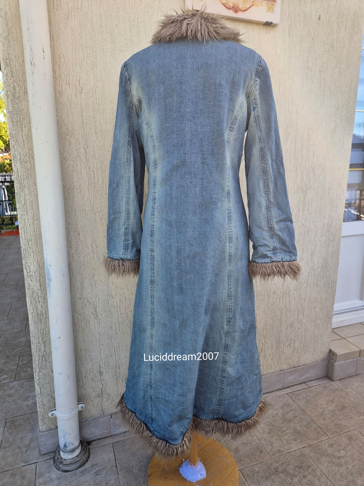 Manteau long denim et fausse fourrure