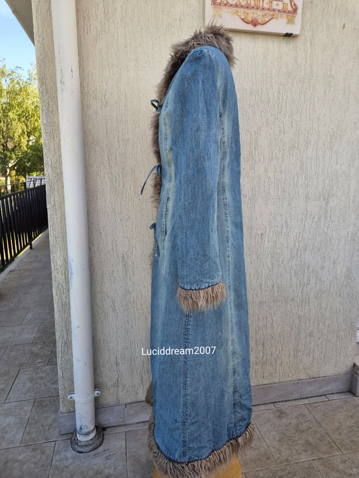 Manteau long denim et fausse fourrure