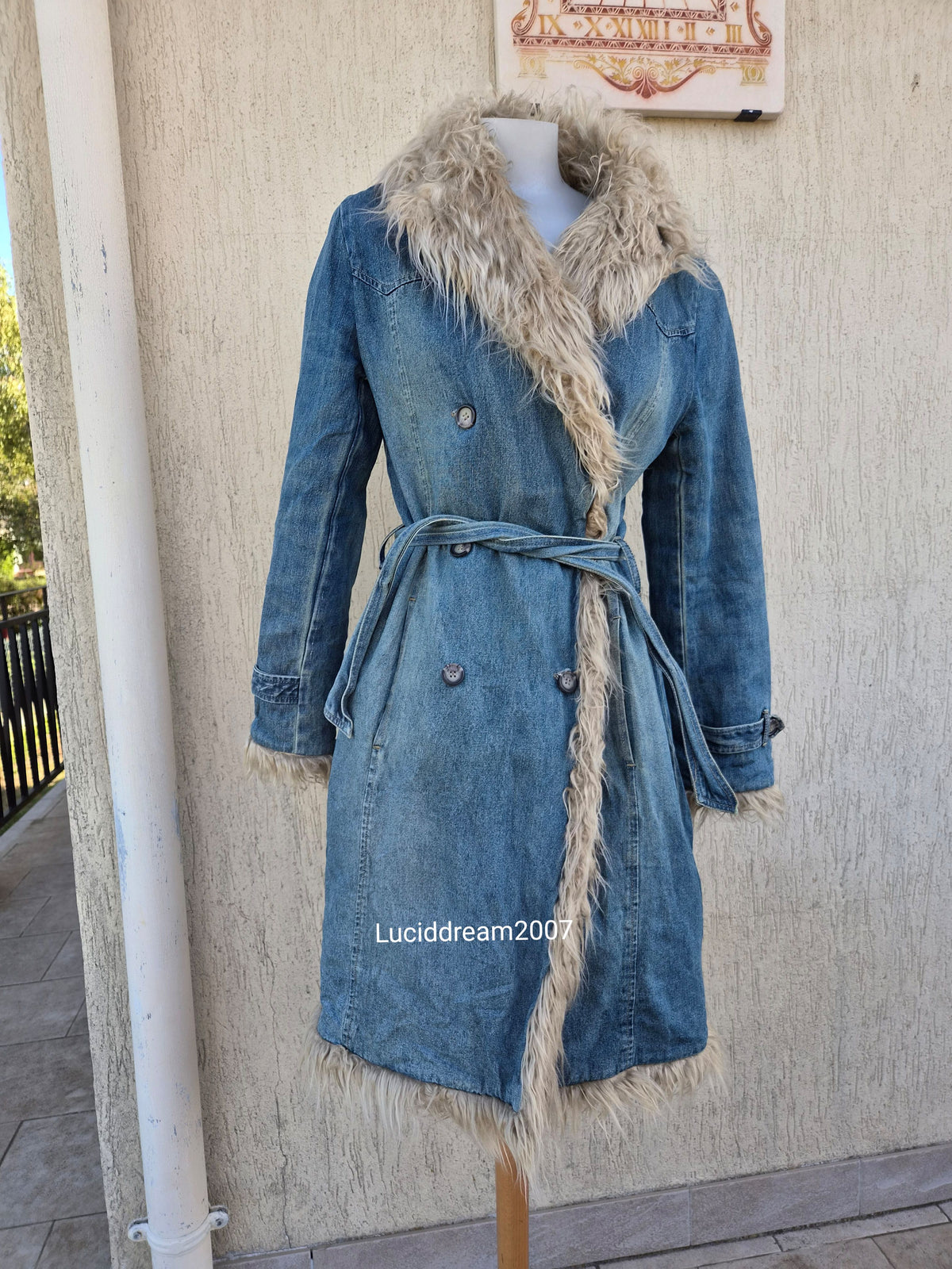 Manteau denim et fausse fourrure mi long