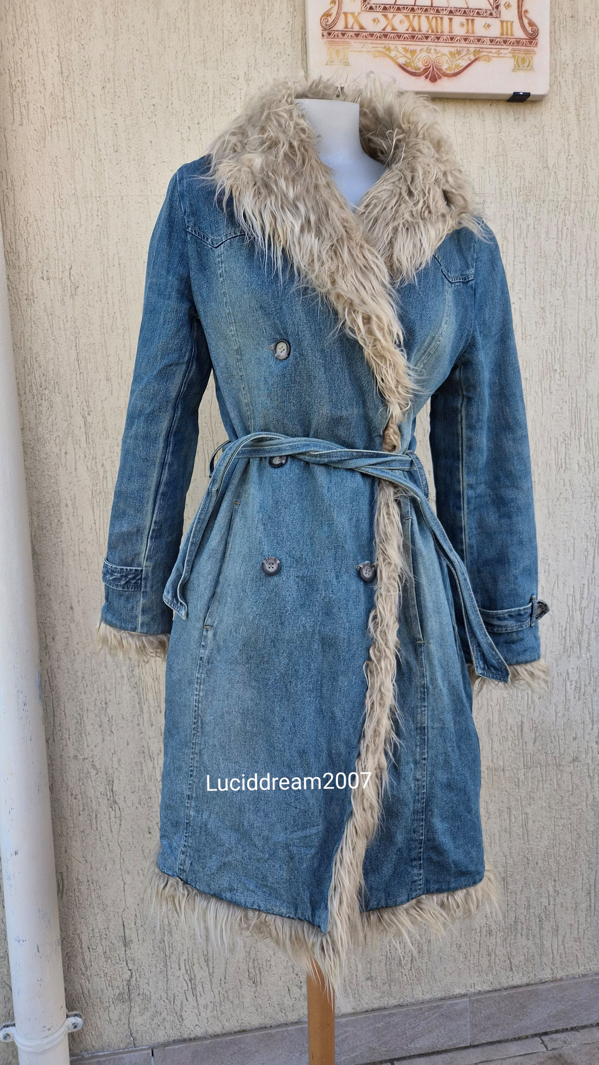 Manteau denim et fausse fourrure mi long