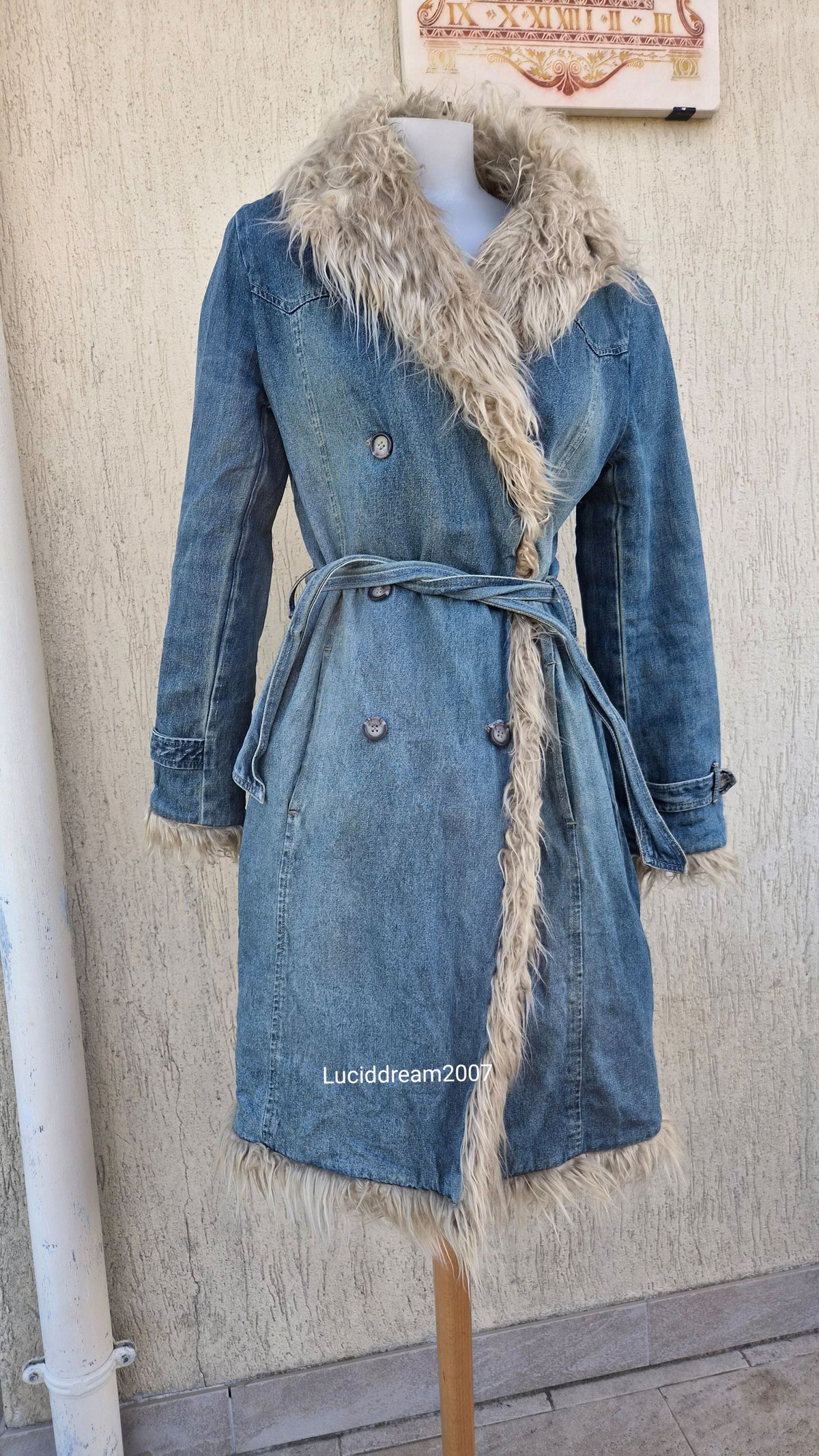 Manteau denim et fausse fourrure mi long
