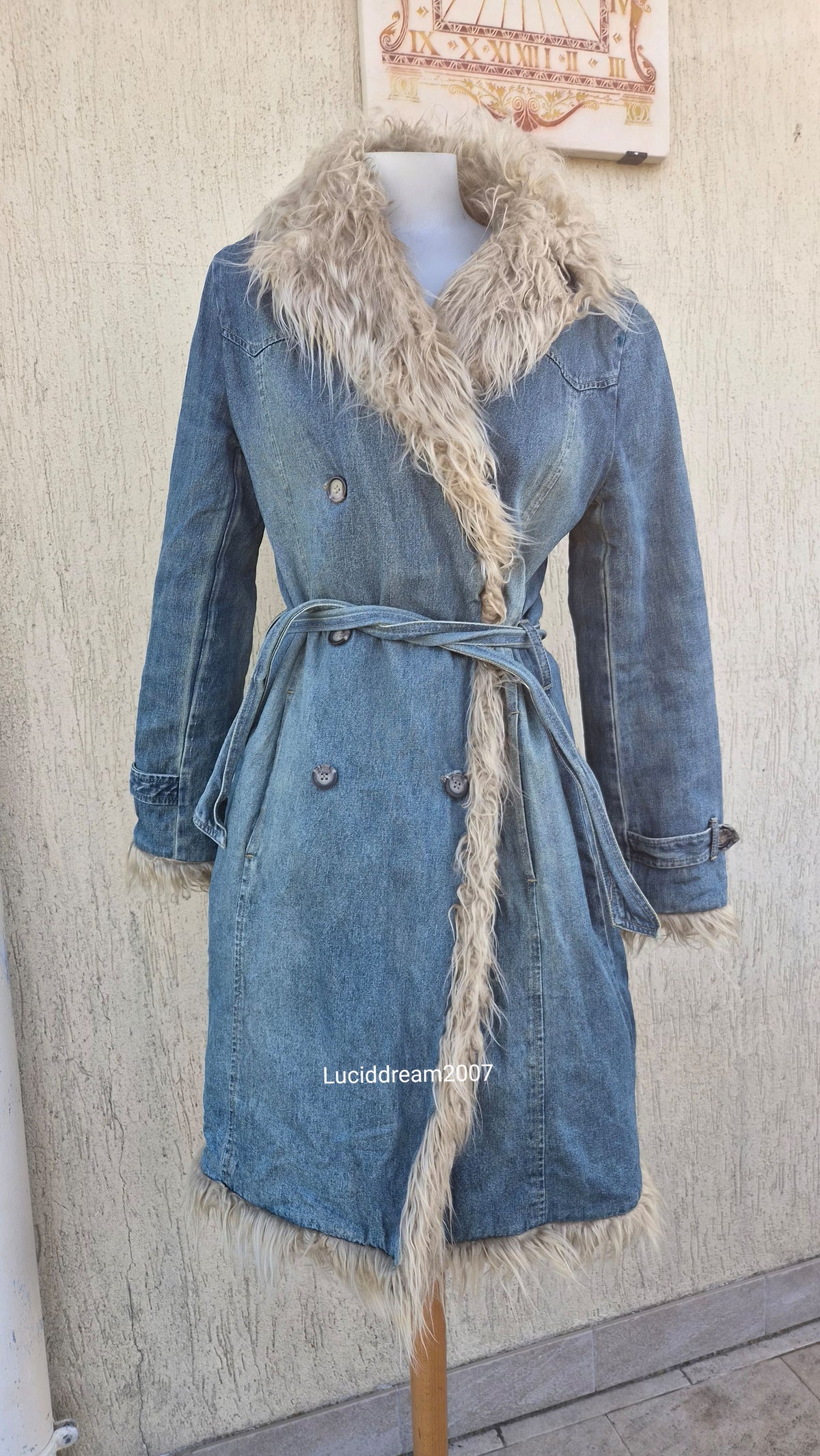 Manteau denim et fausse fourrure mi long