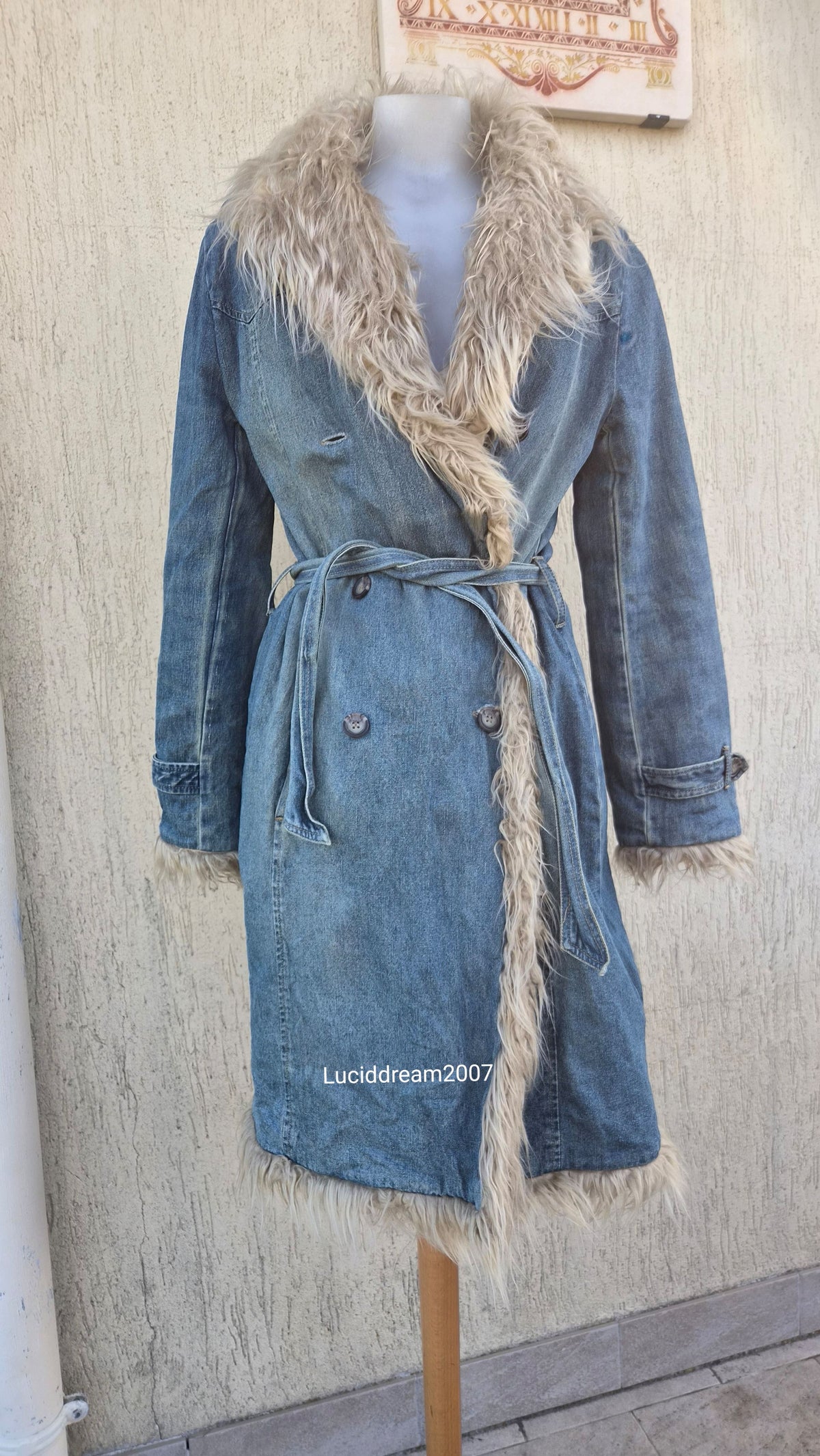 Manteau denim et fausse fourrure mi long