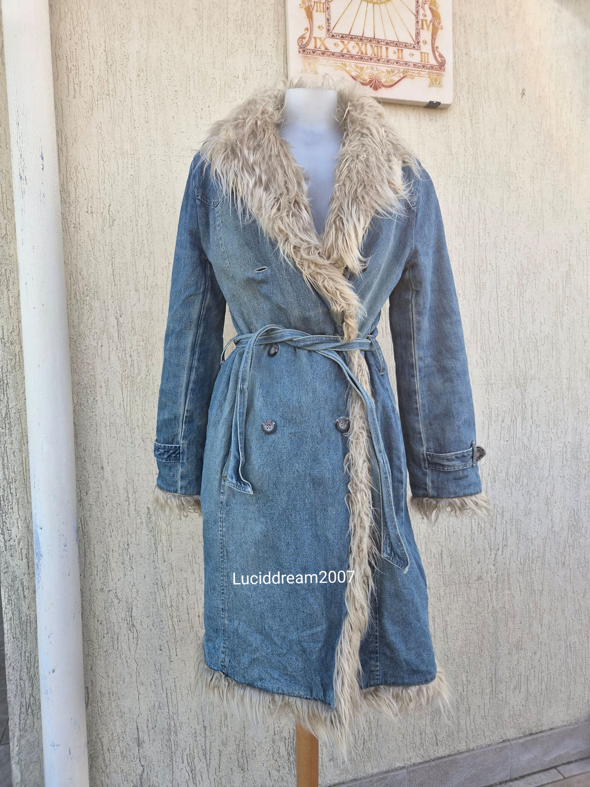 Manteau denim et fausse fourrure mi long