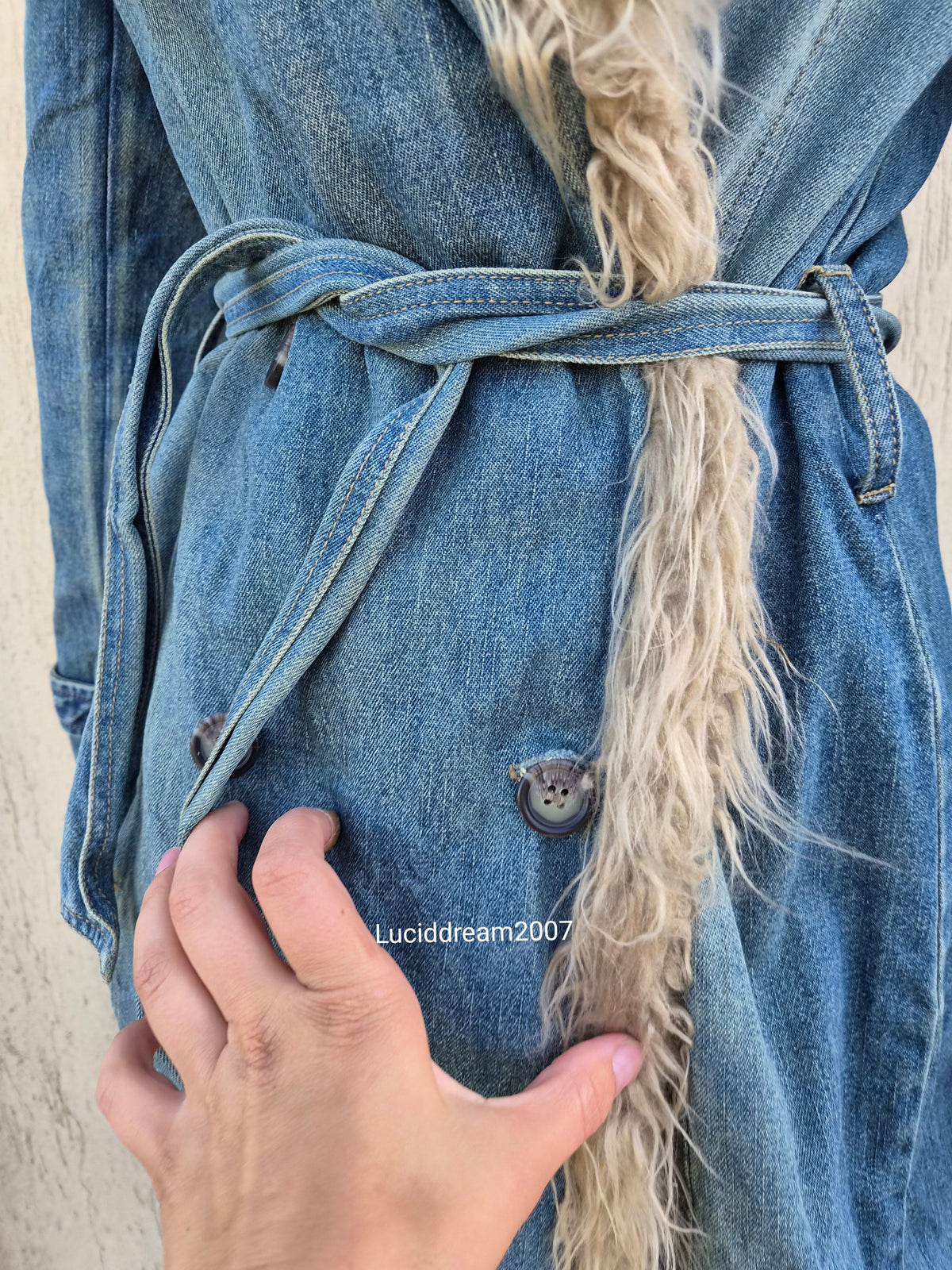Manteau denim et fausse fourrure mi long