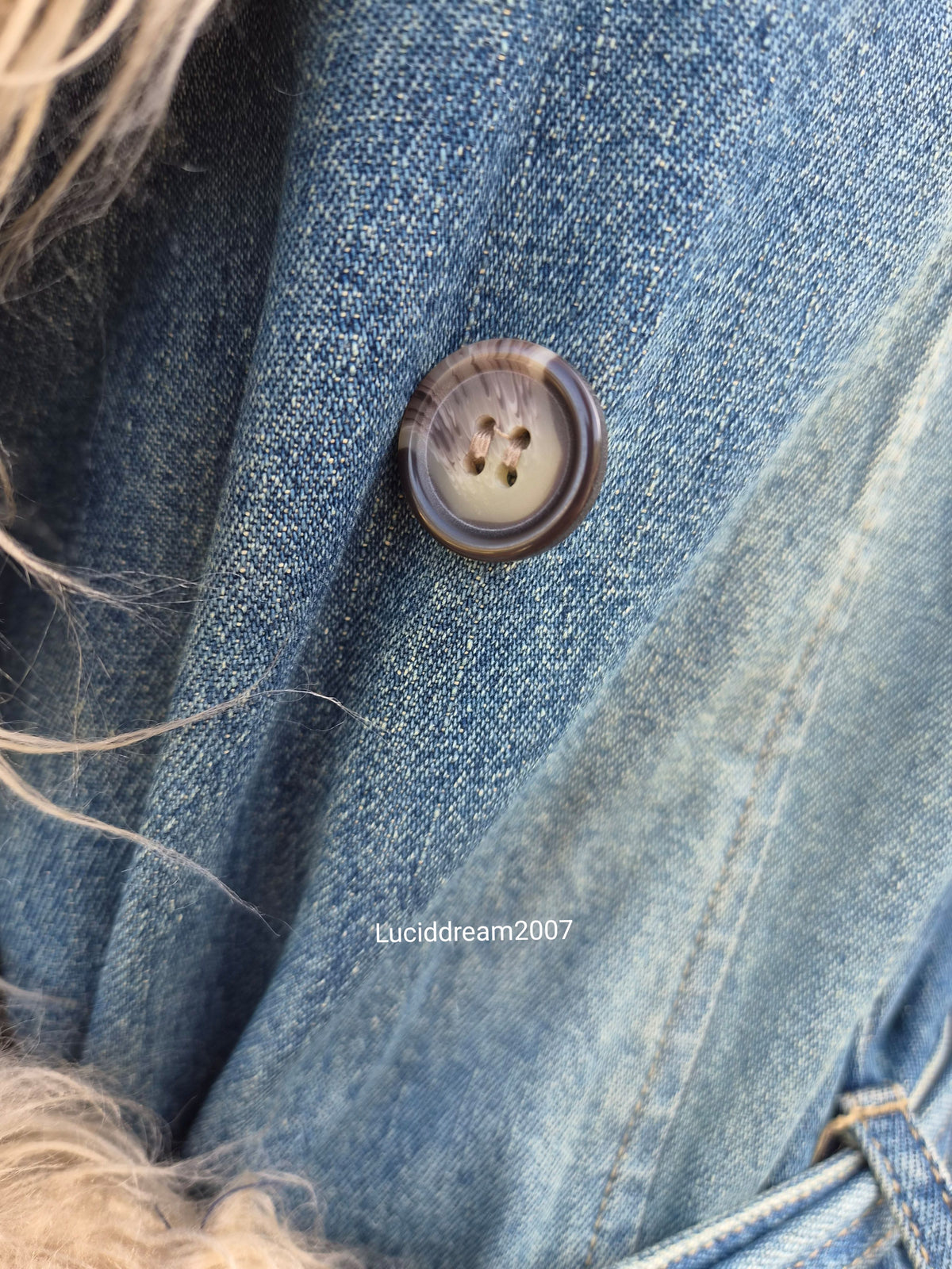 Manteau denim et fausse fourrure mi long