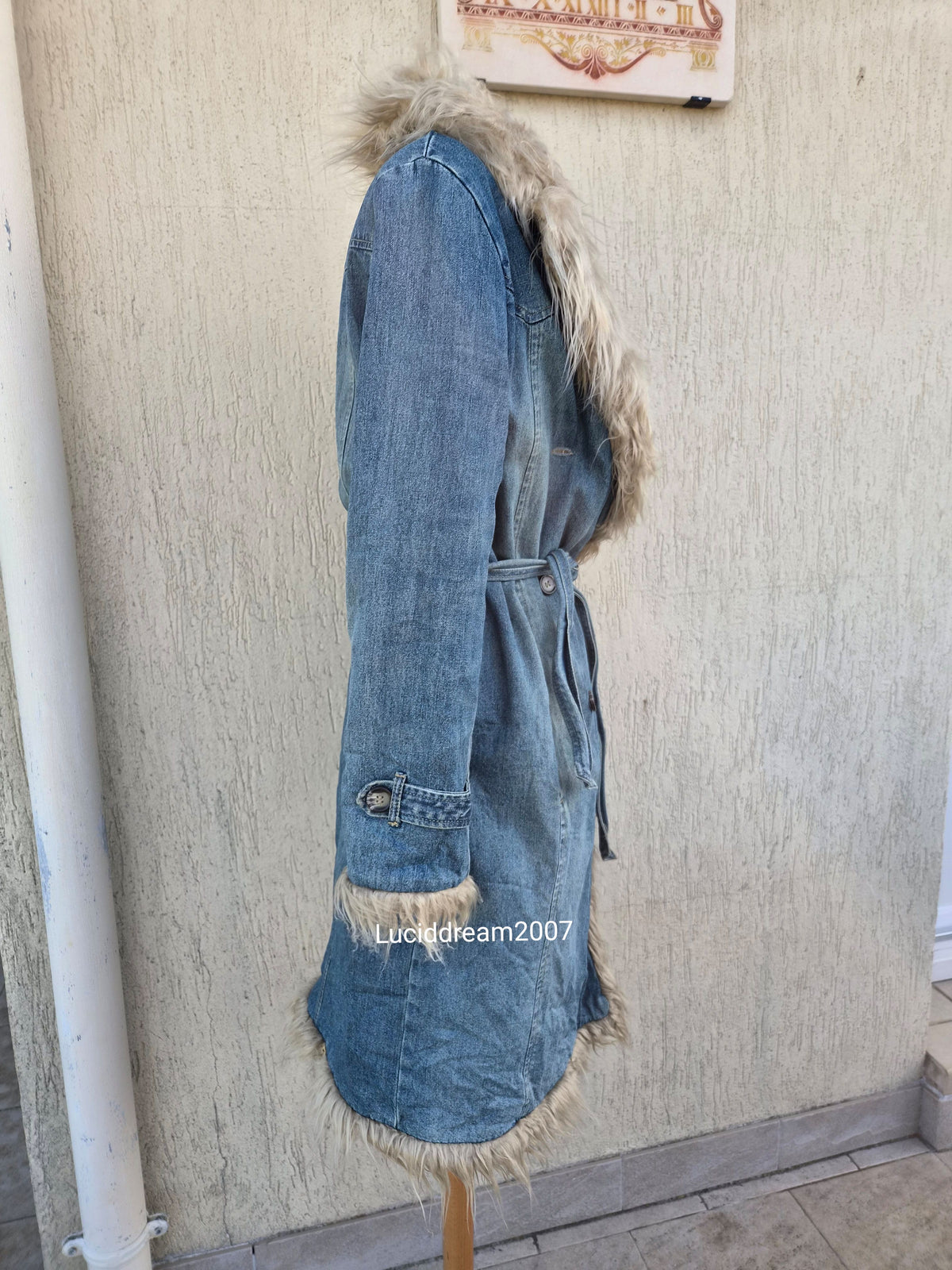 Manteau denim et fausse fourrure mi long