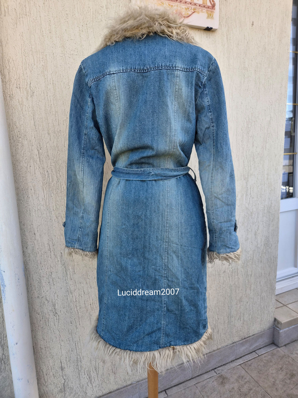 Manteau denim et fausse fourrure mi long