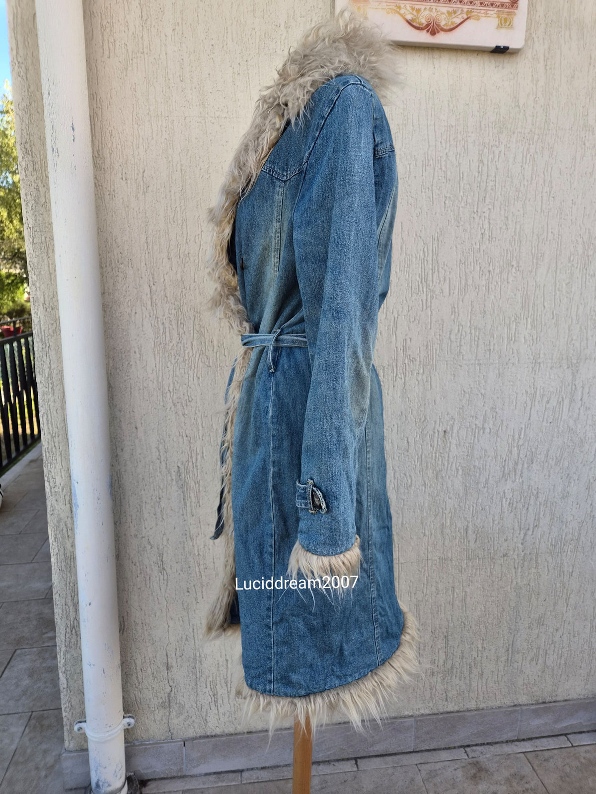 Manteau denim et fausse fourrure mi long