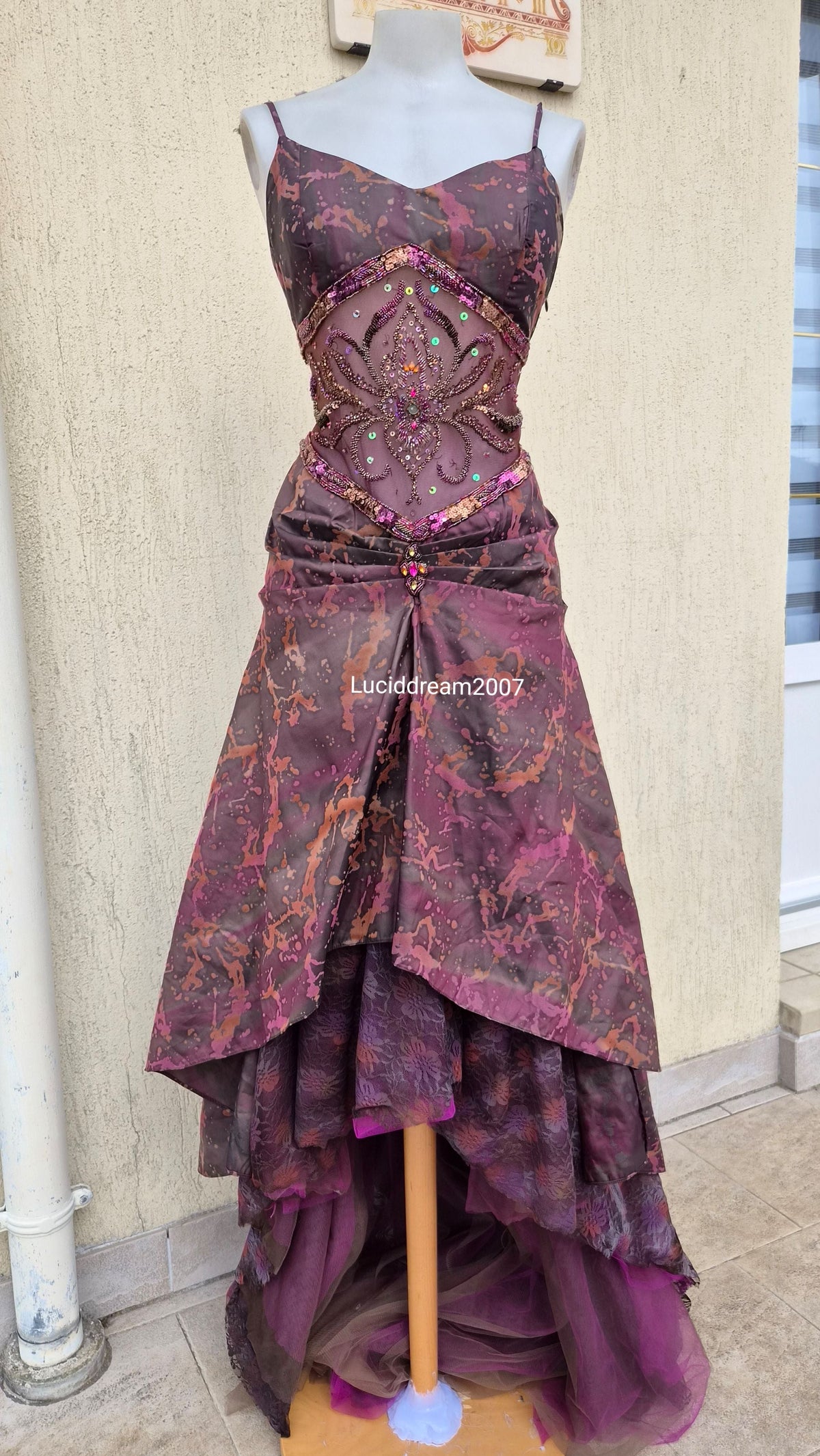 Robe asymétrique détails voile, dentelle et broderies