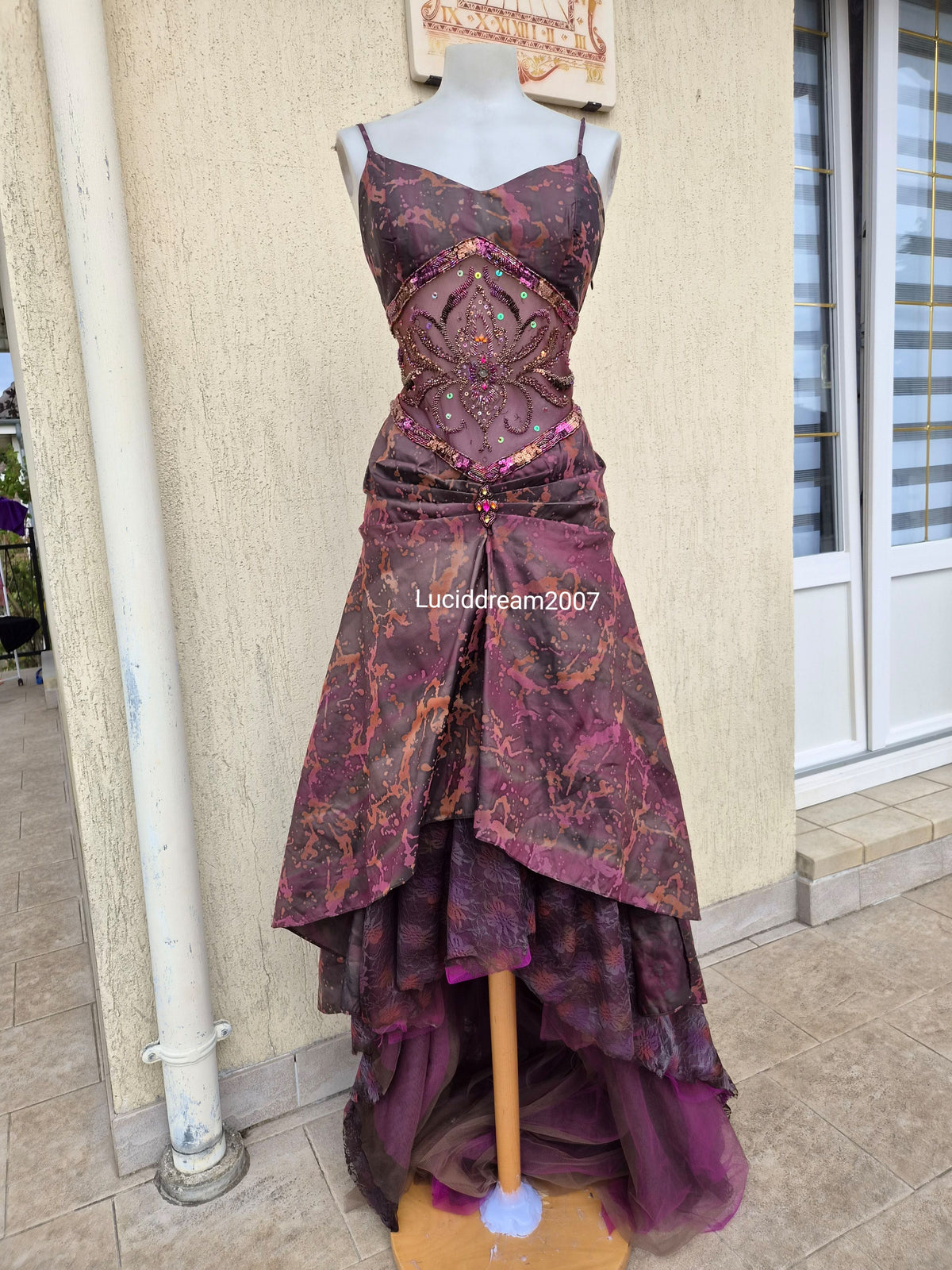 Robe asymétrique détails voile, dentelle et broderies