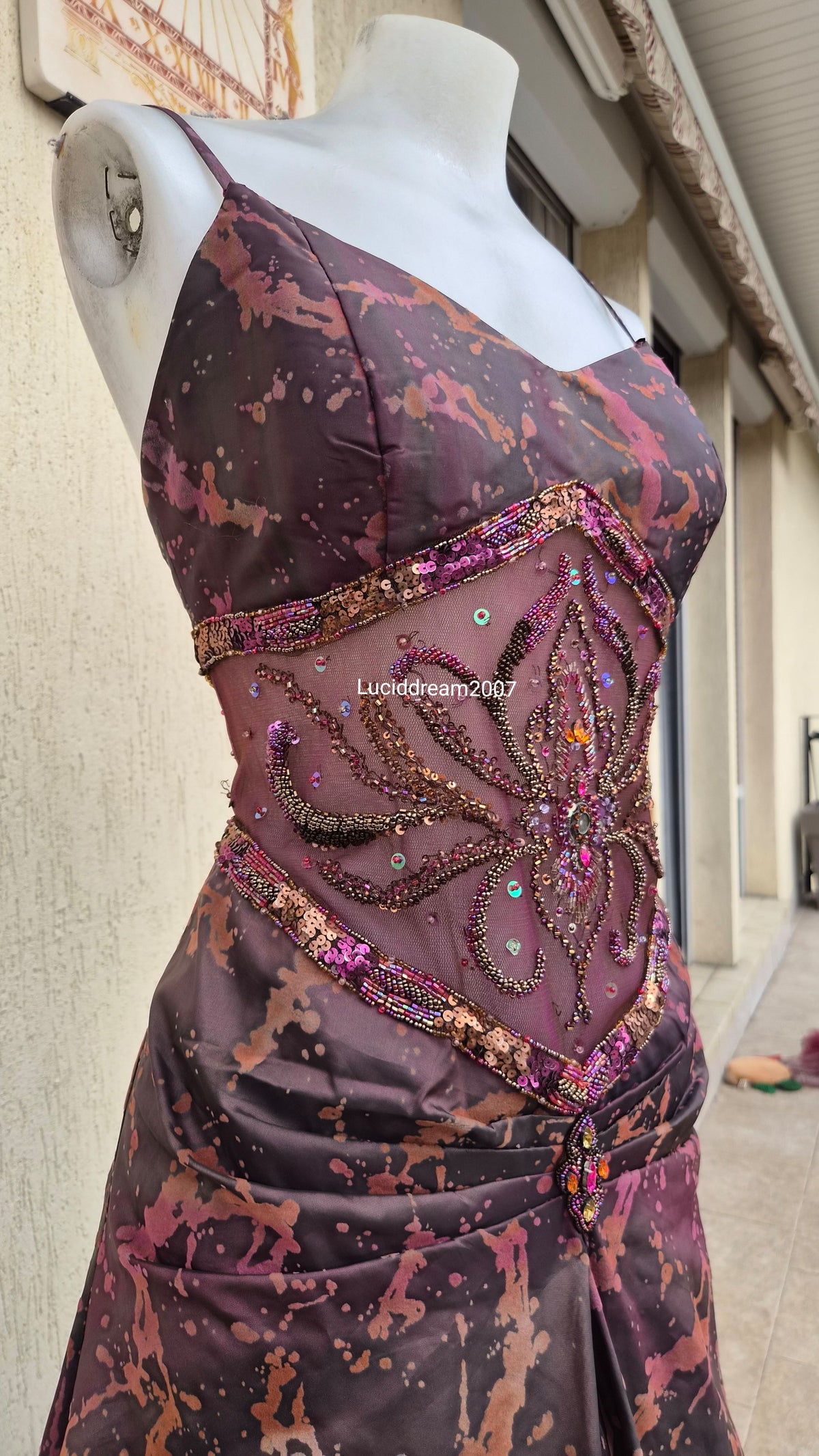 Robe asymétrique détails voile, dentelle et broderies