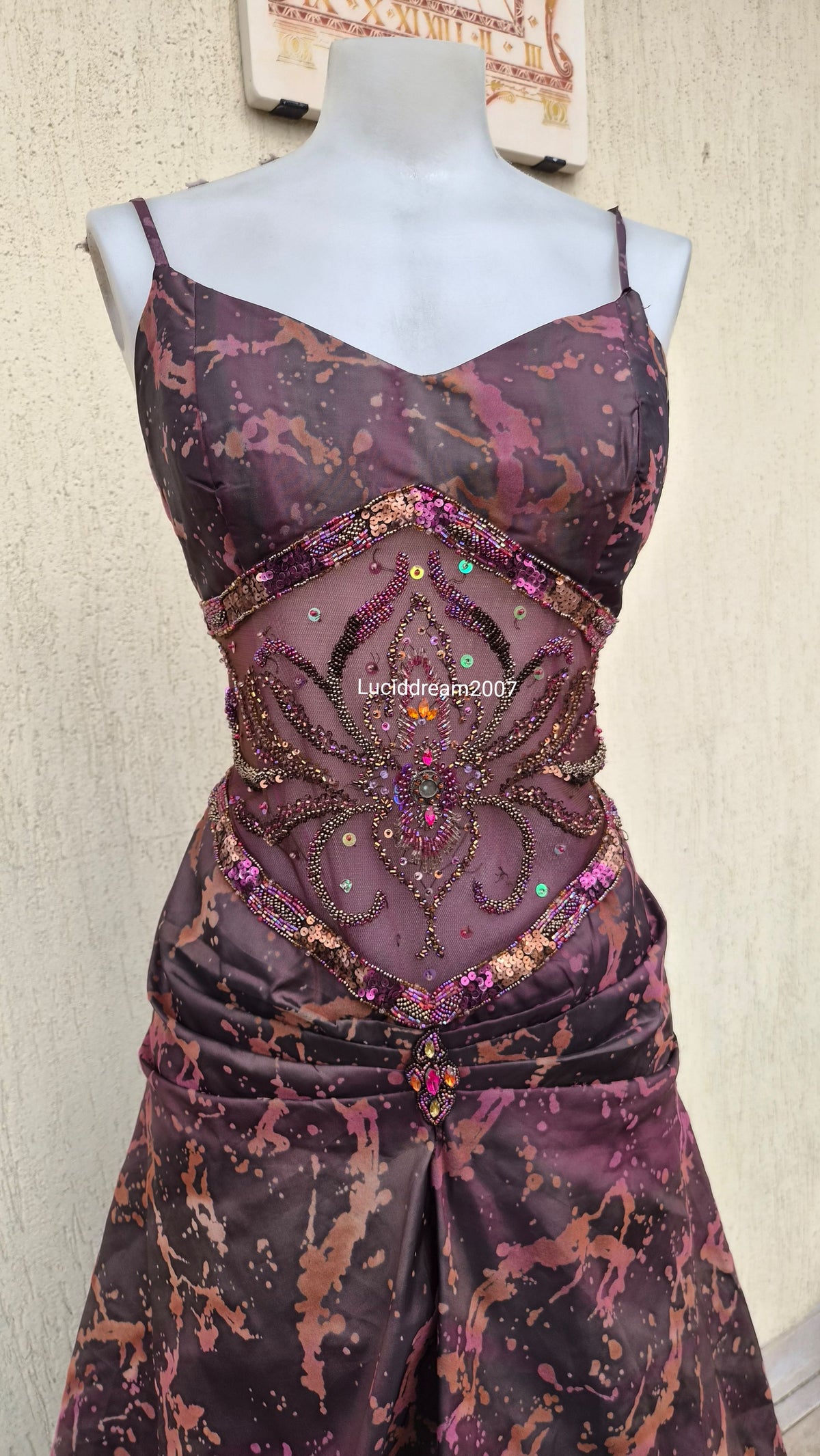 Robe asymétrique détails voile, dentelle et broderies