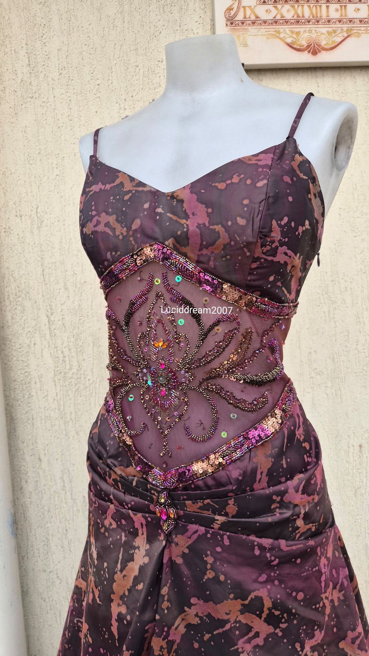 Robe asymétrique détails voile, dentelle et broderies