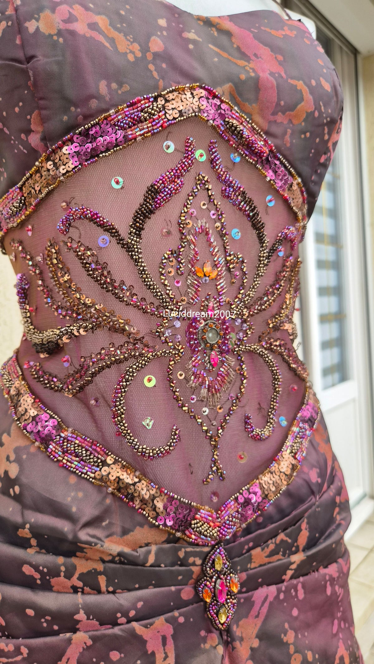 Robe asymétrique détails voile, dentelle et broderies