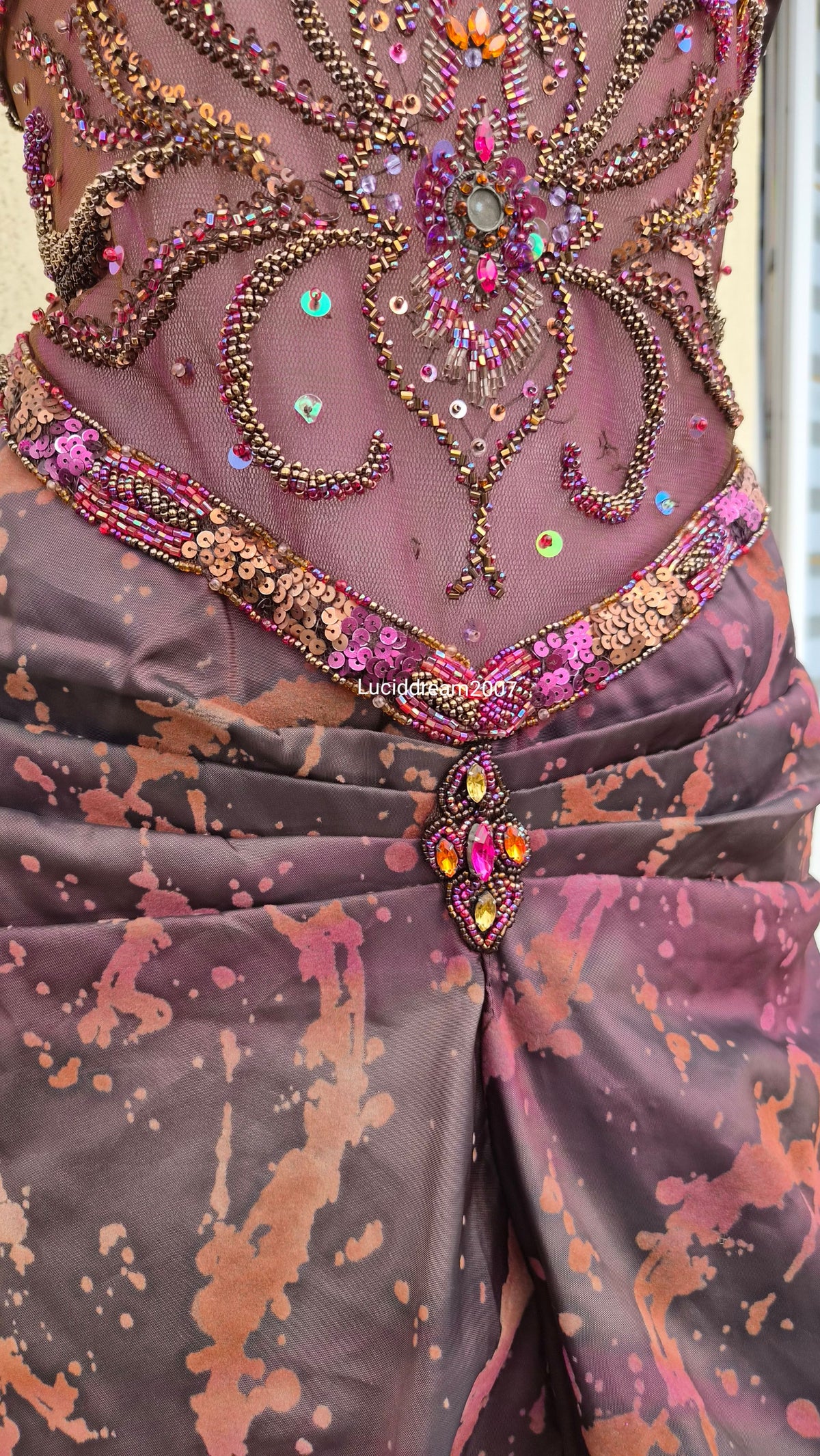 Robe asymétrique détails voile, dentelle et broderies