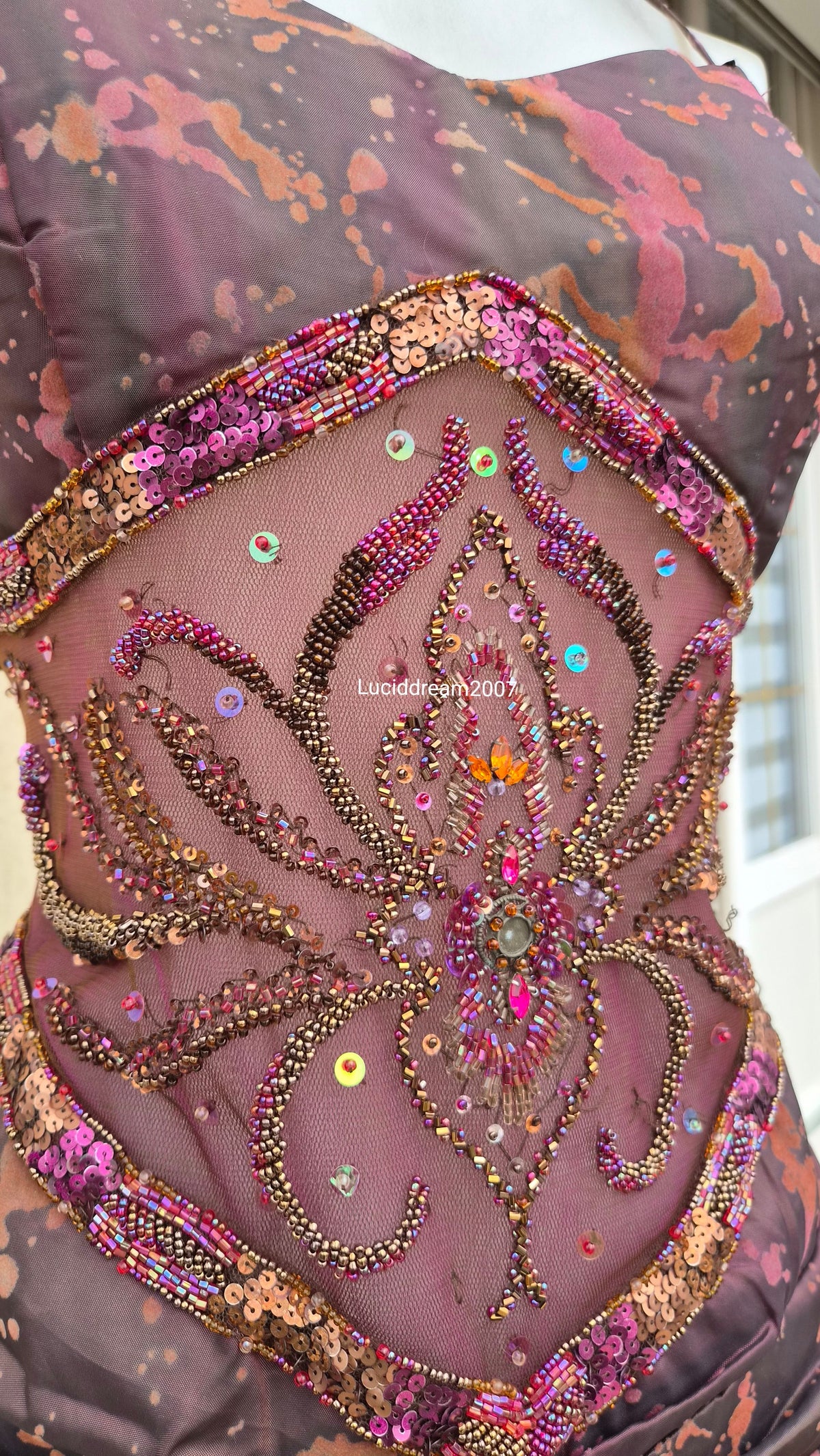Robe asymétrique détails voile, dentelle et broderies