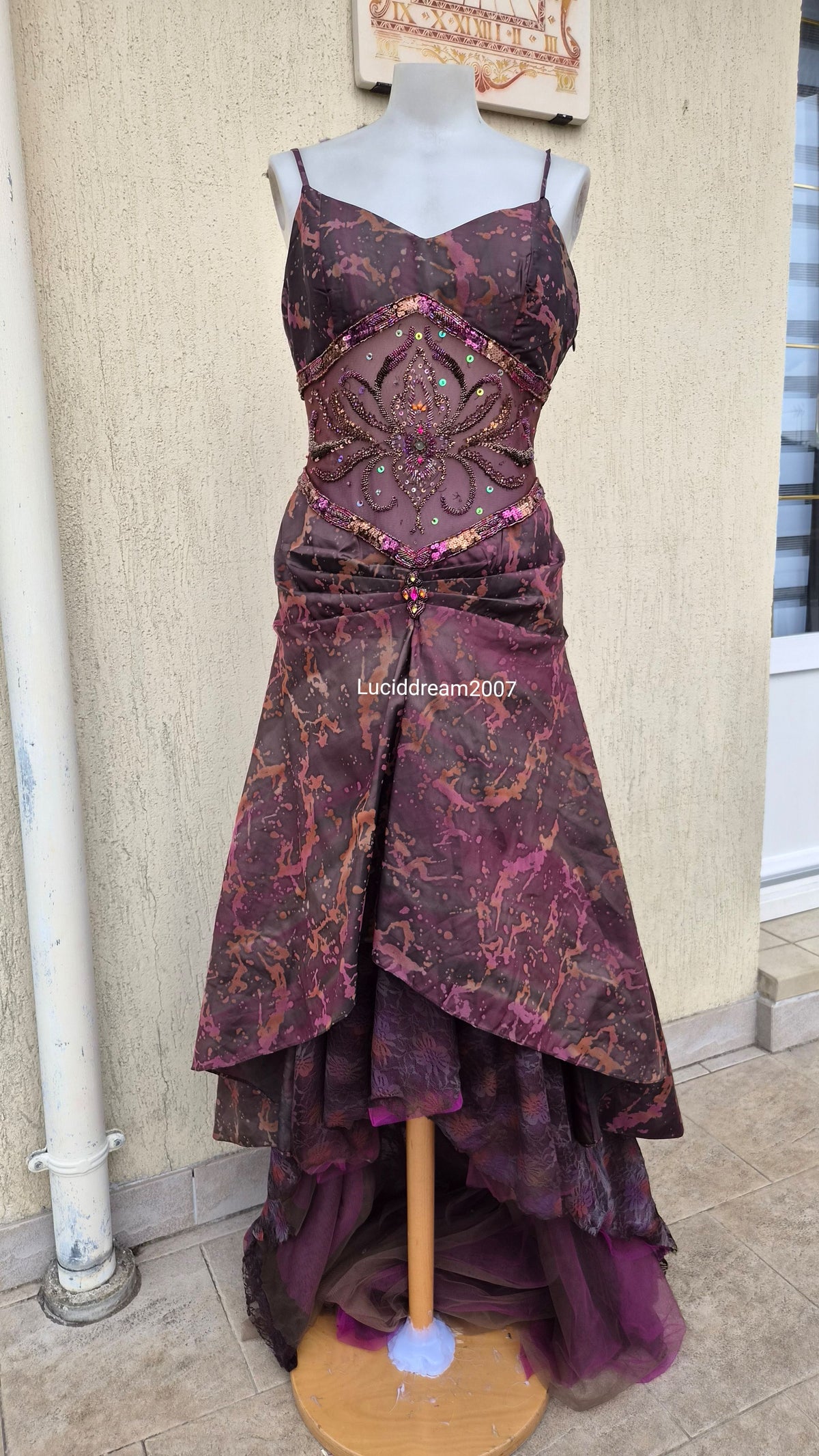 Robe asymétrique détails voile, dentelle et broderies