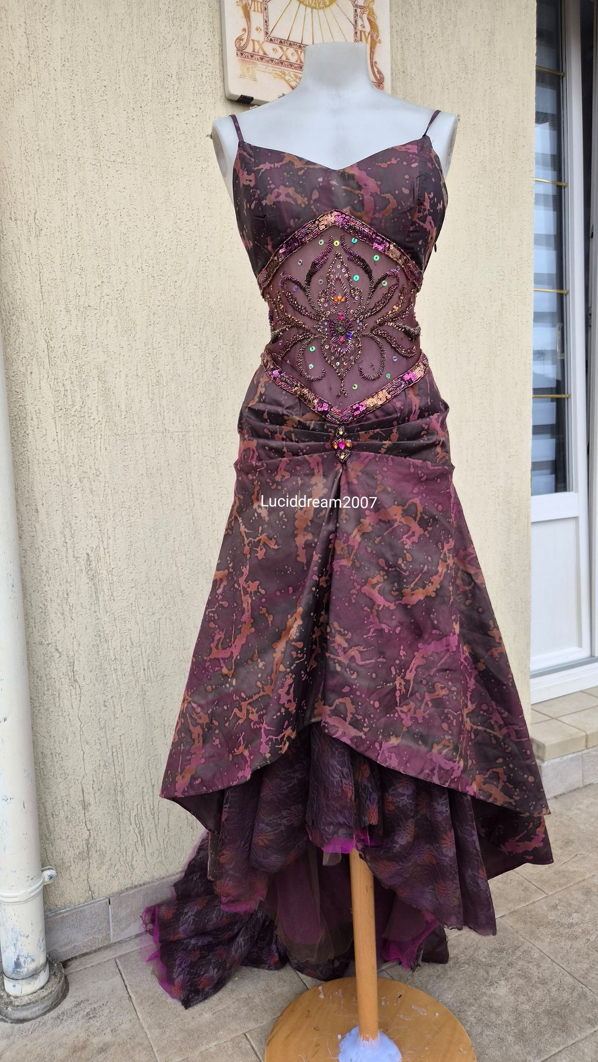 Robe asymétrique détails voile, dentelle et broderies