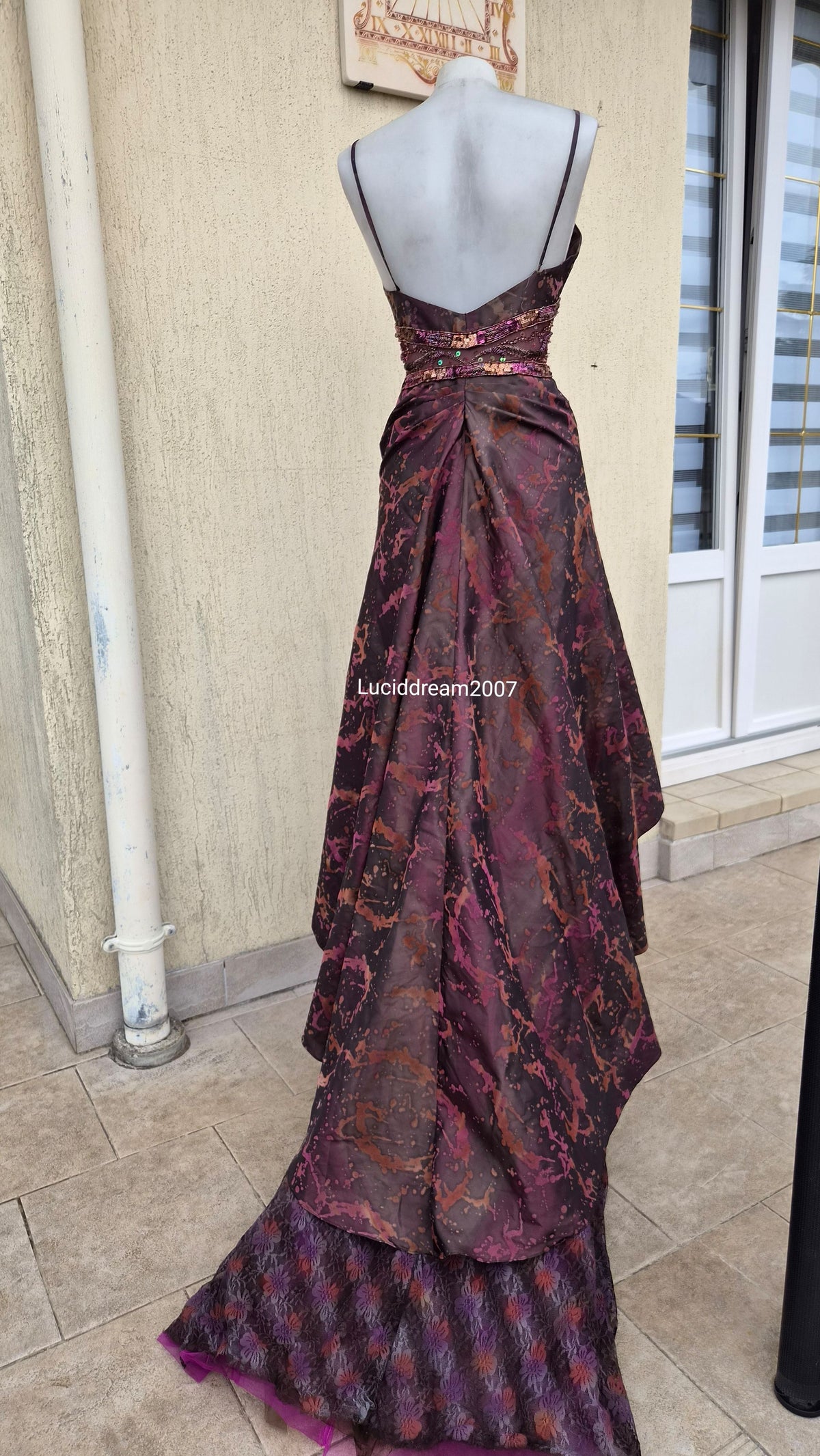 Robe asymétrique détails voile, dentelle et broderies