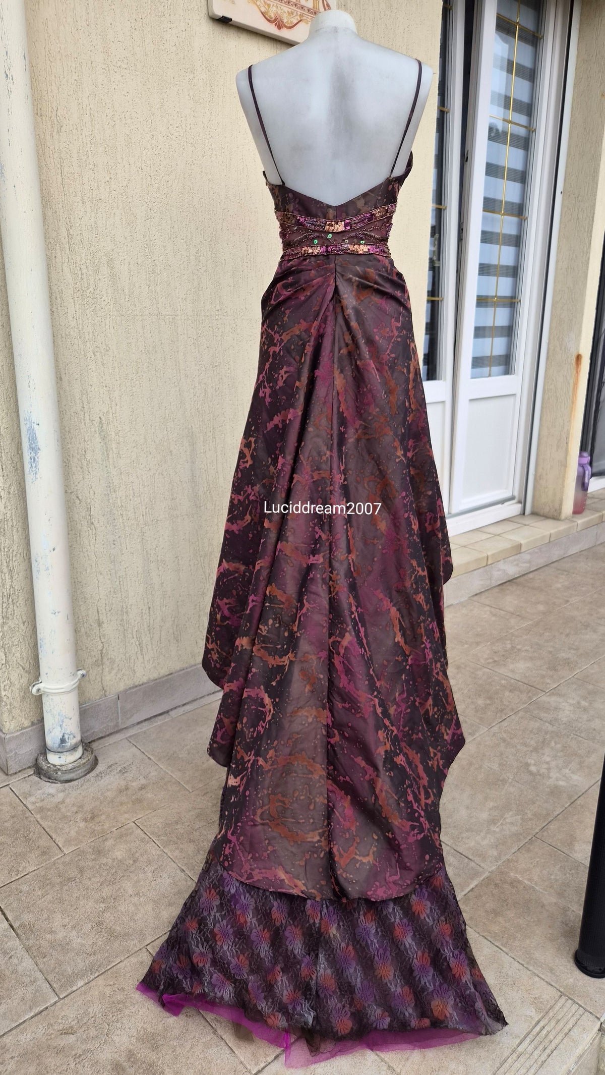 Robe asymétrique détails voile, dentelle et broderies