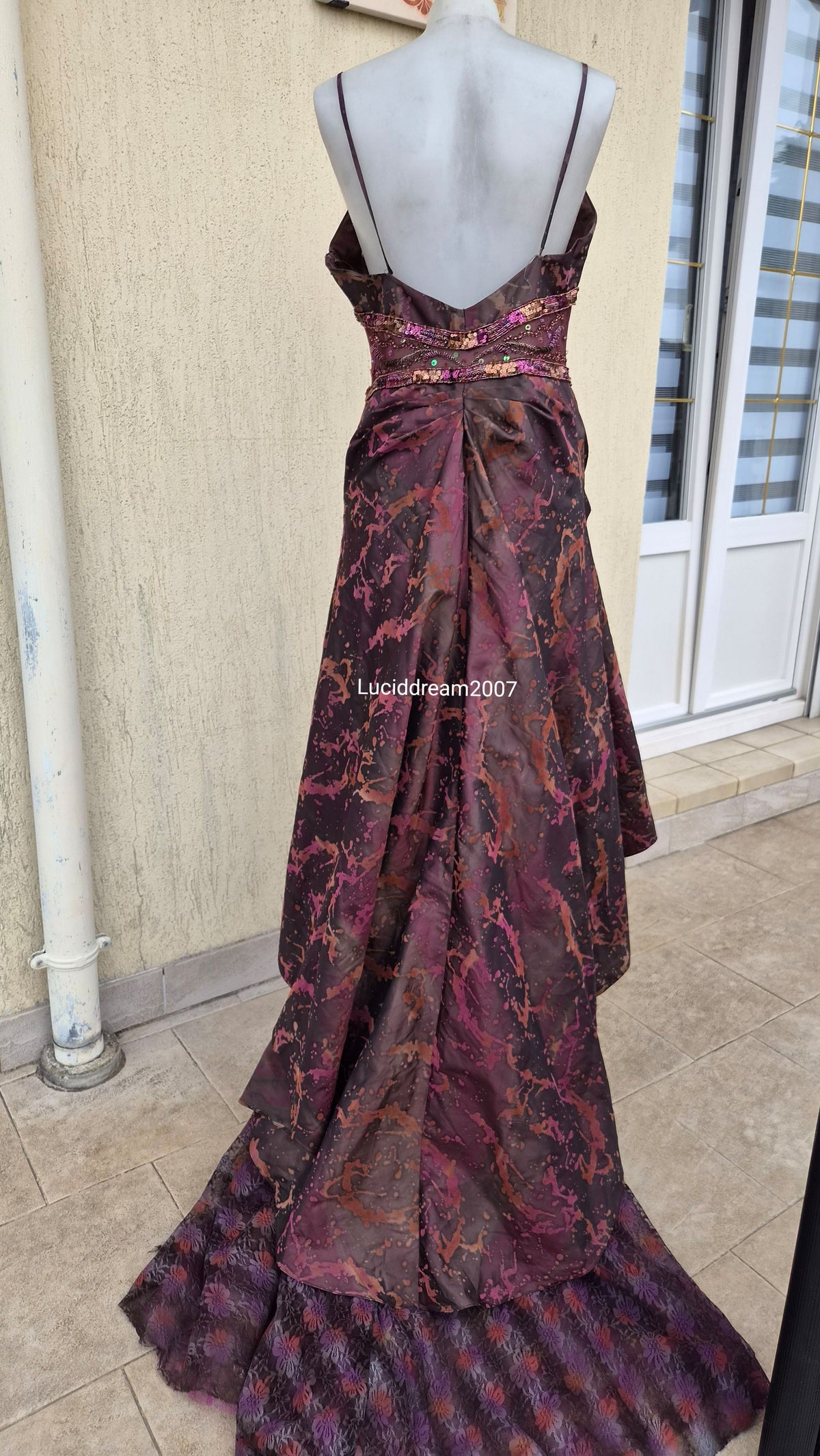 Robe asymétrique détails voile, dentelle et broderies