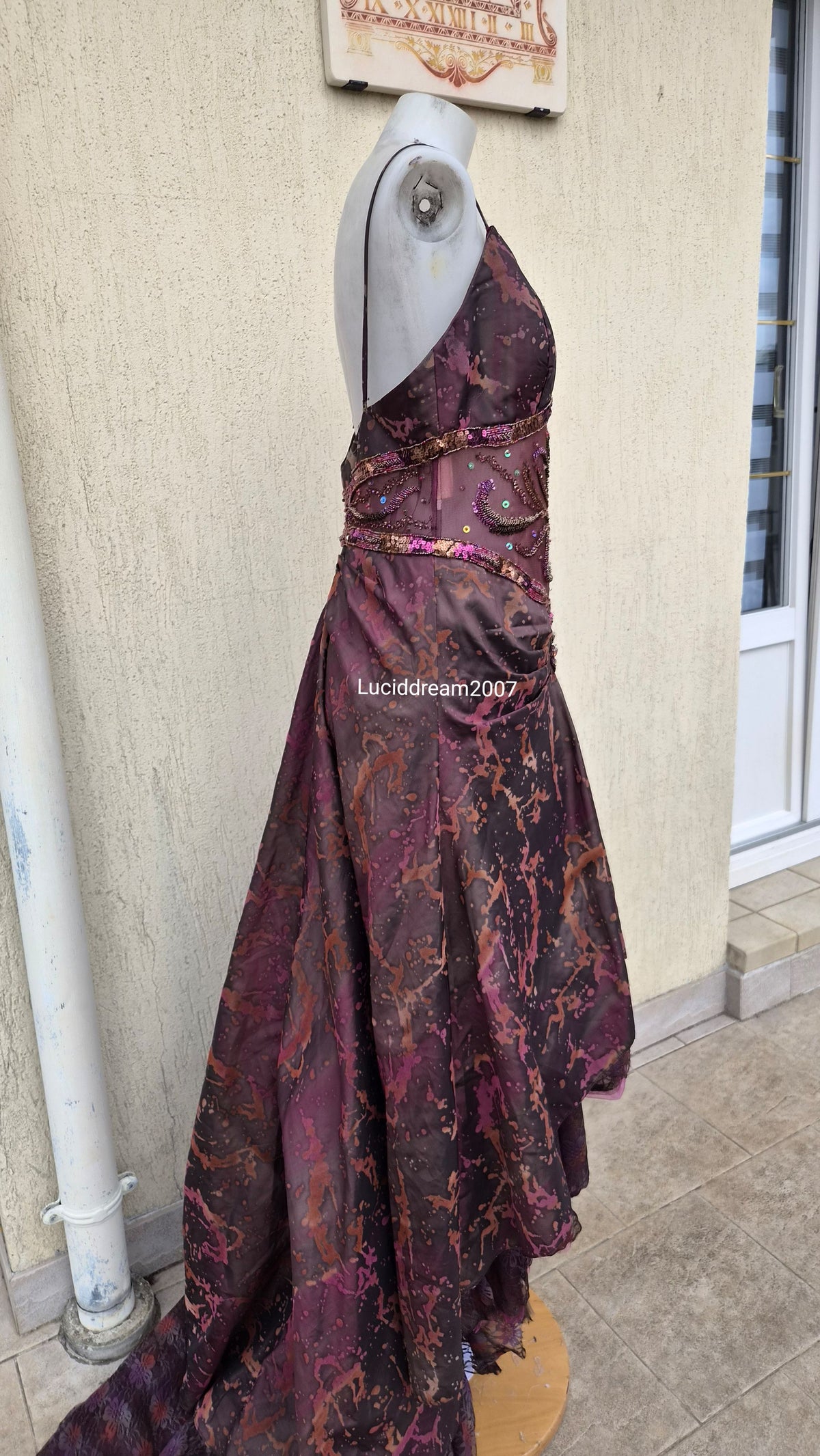 Robe asymétrique détails voile, dentelle et broderies