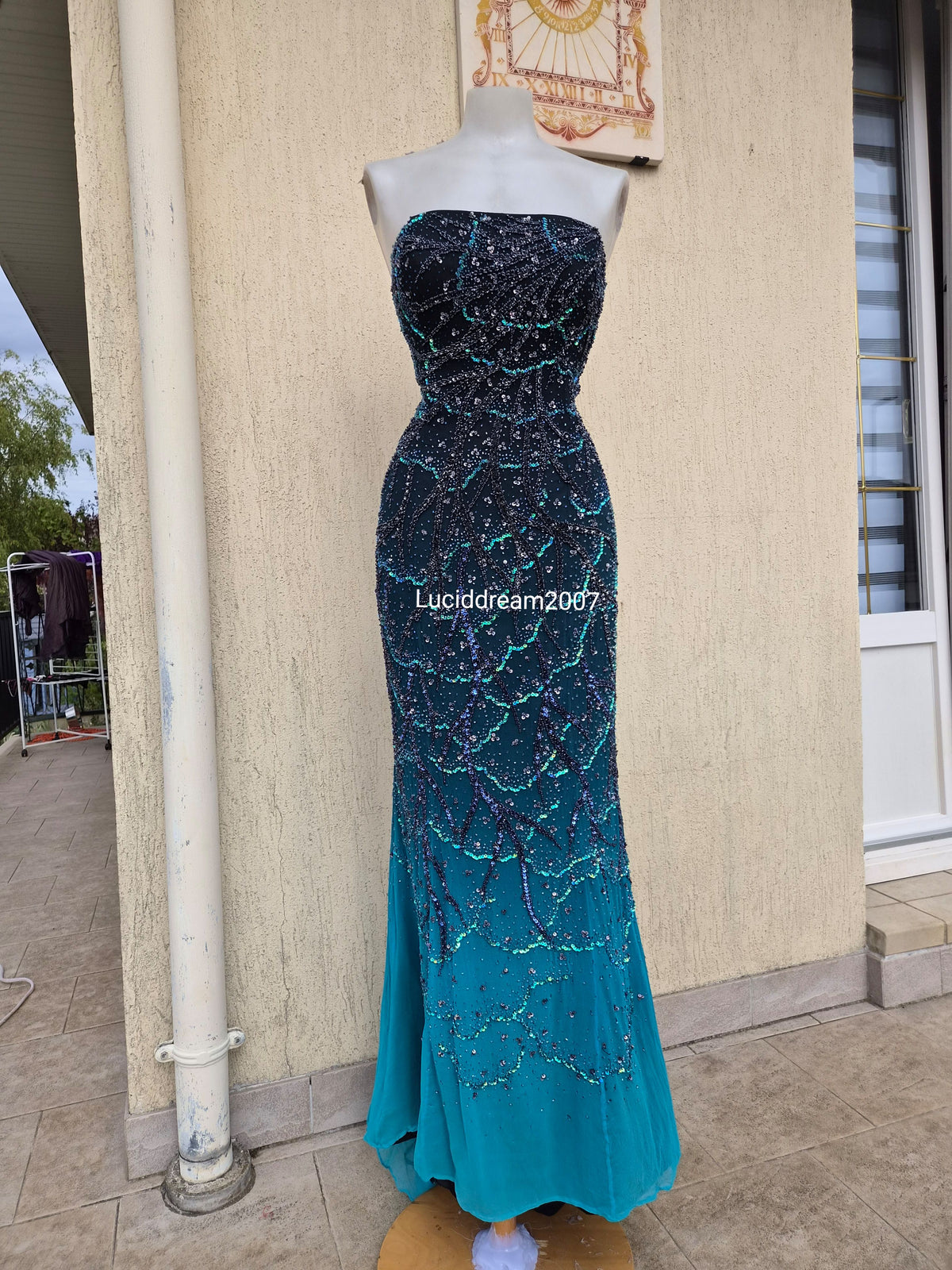 Embroidered silk backless dress
