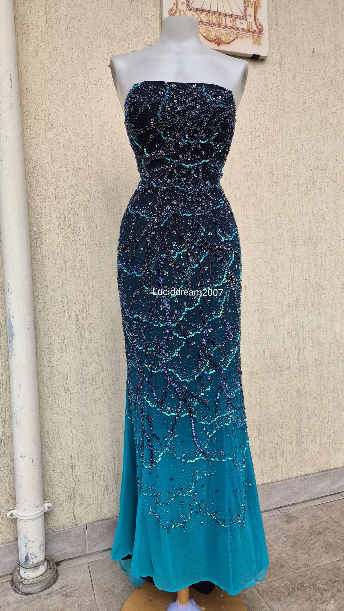 Embroidered silk backless dress