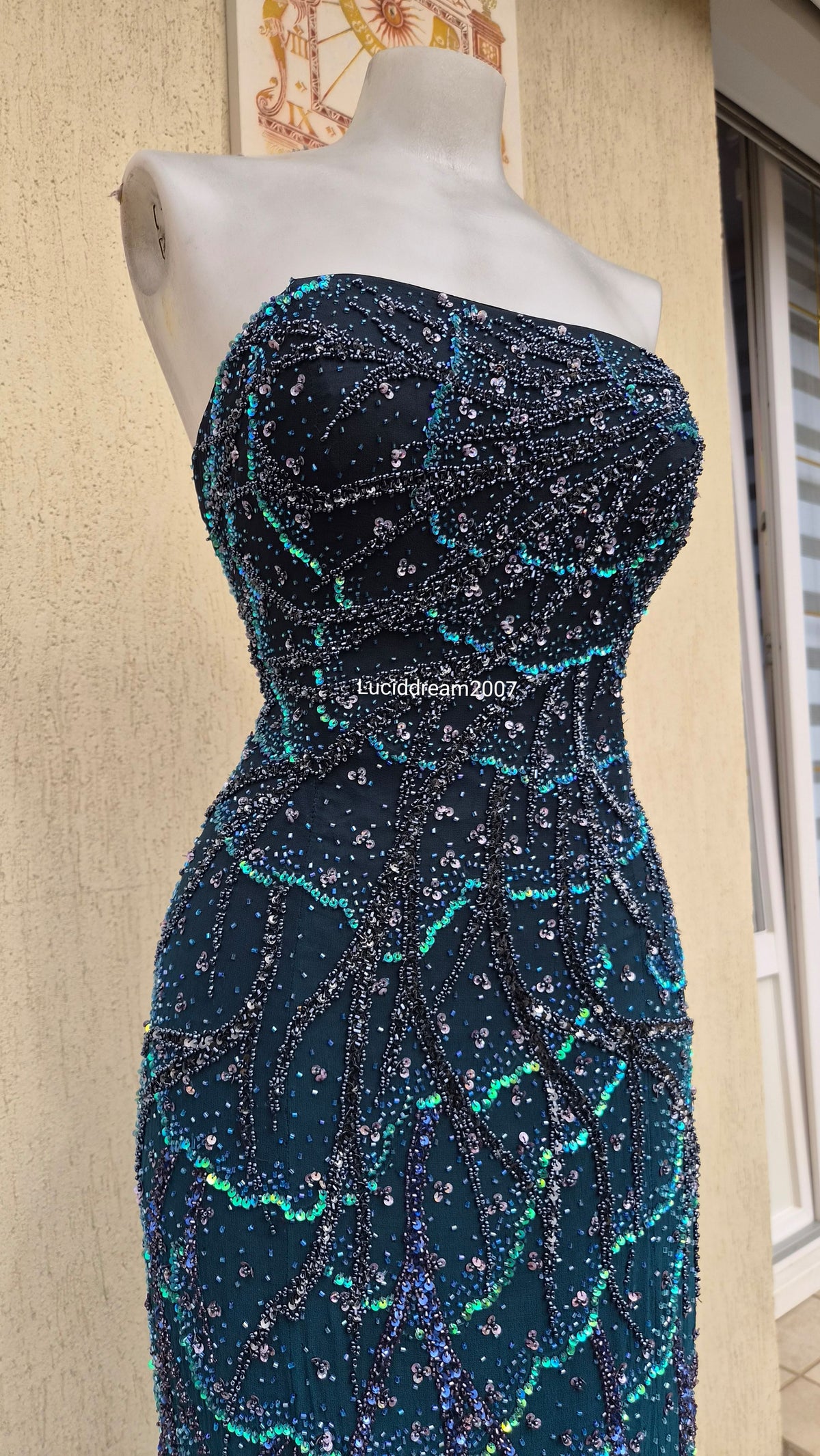 Embroidered silk backless dress