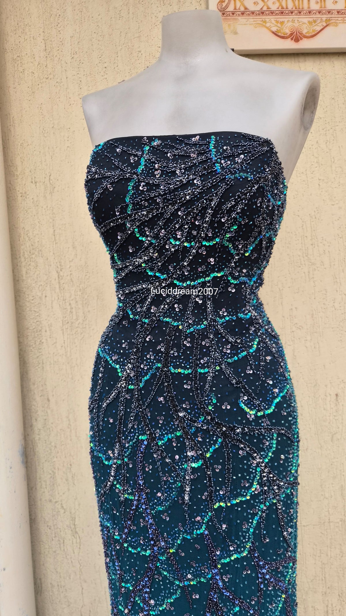 Embroidered silk backless dress