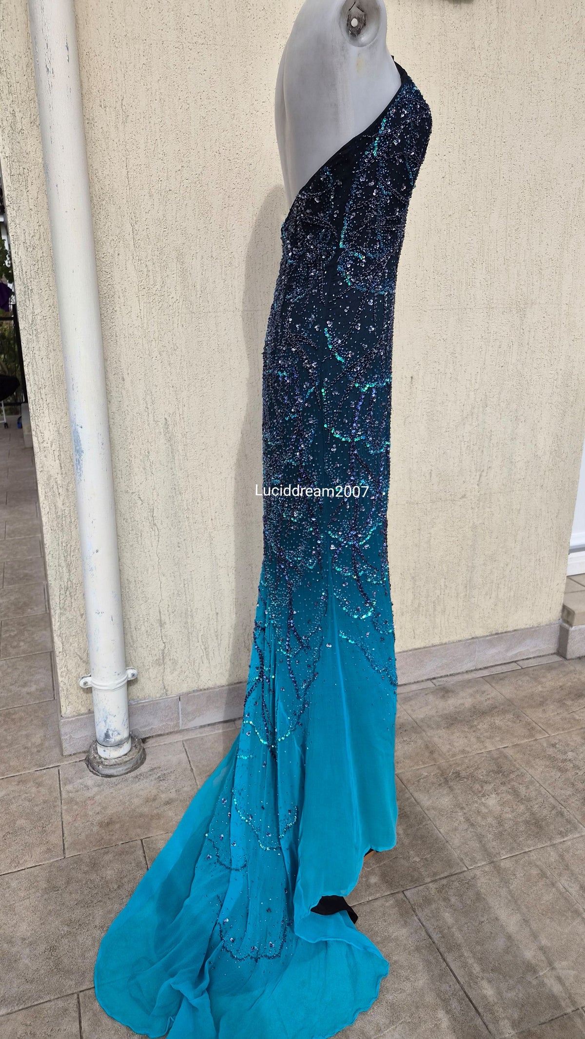 Embroidered silk backless dress