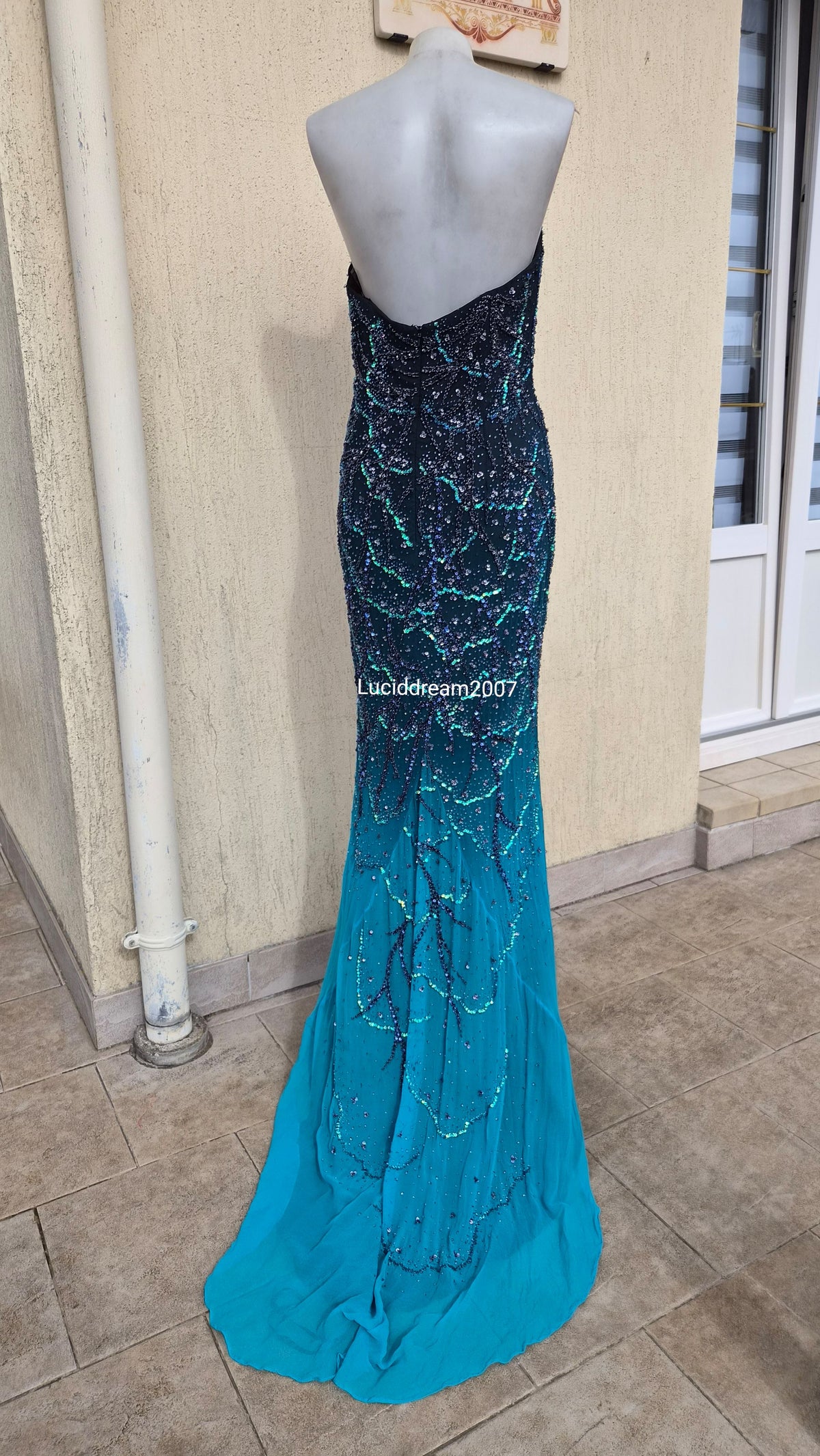Embroidered silk backless dress