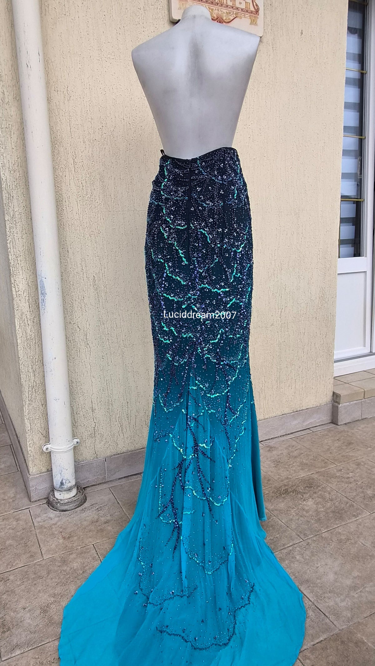 Embroidered silk backless dress