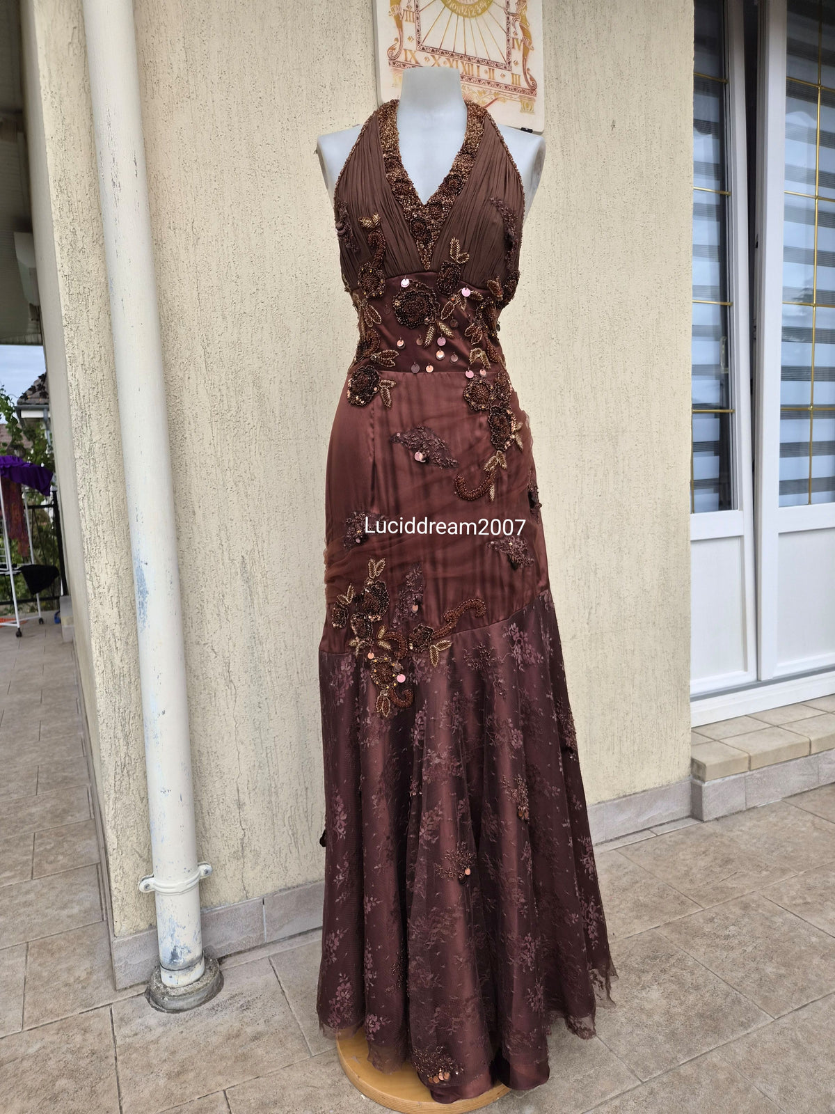 Robe dos nu brodée marron