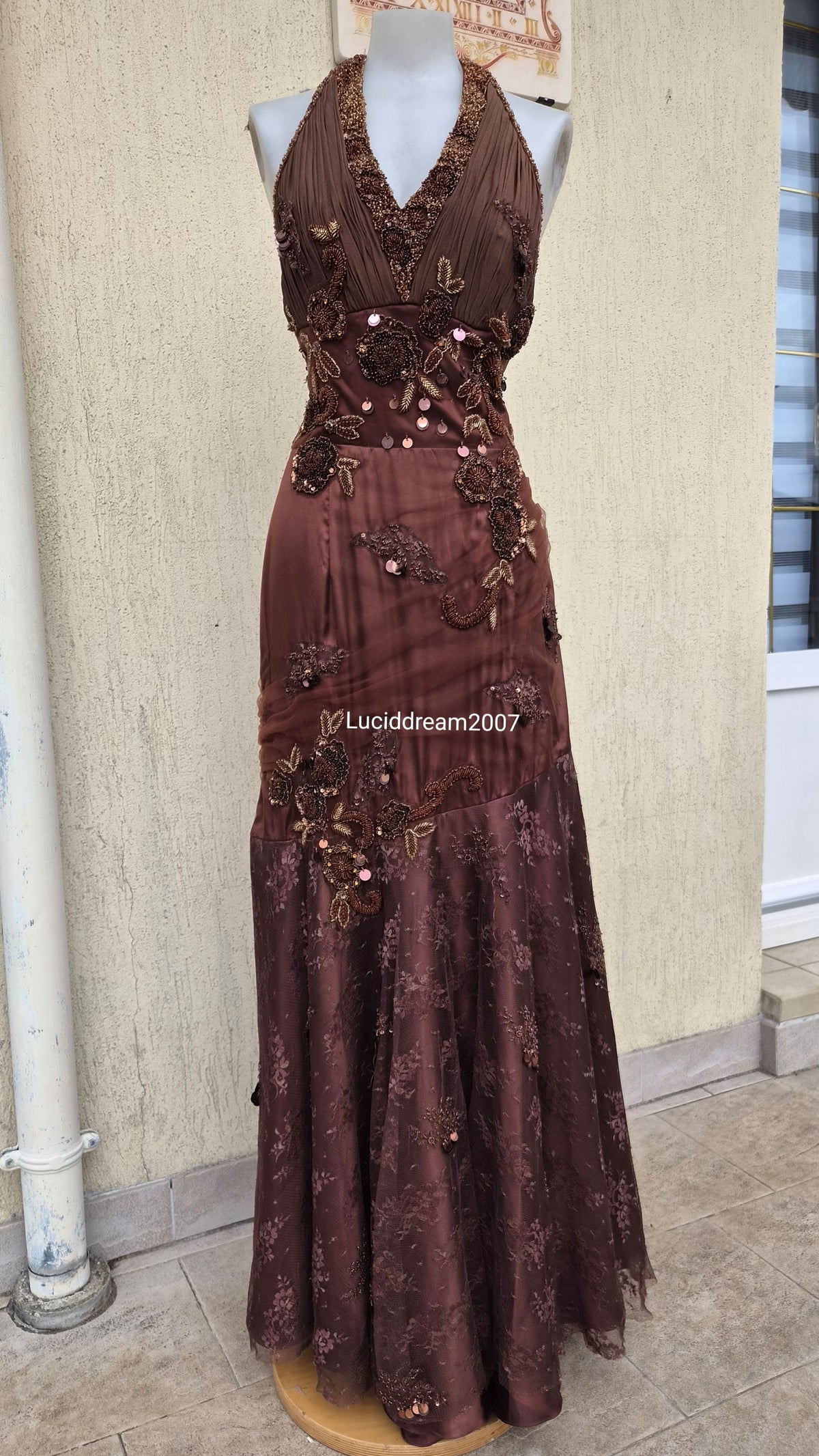 Robe dos nu brodée marron