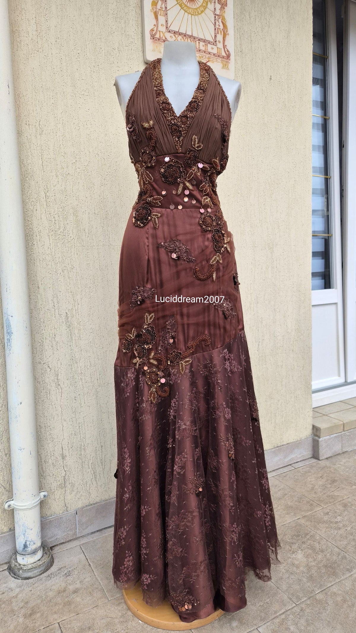 Robe dos nu brodée marron