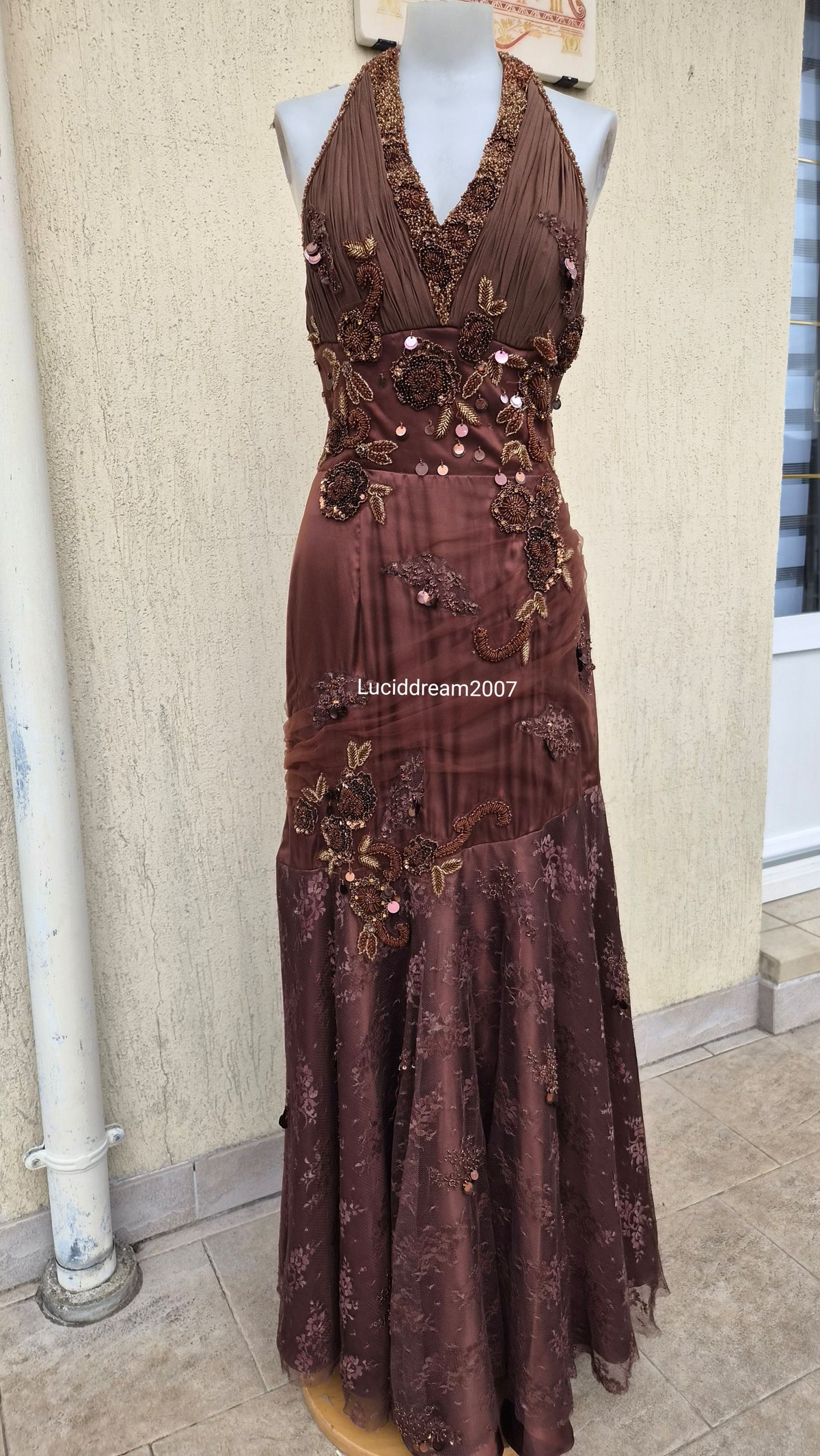 Robe dos nu brodée marron