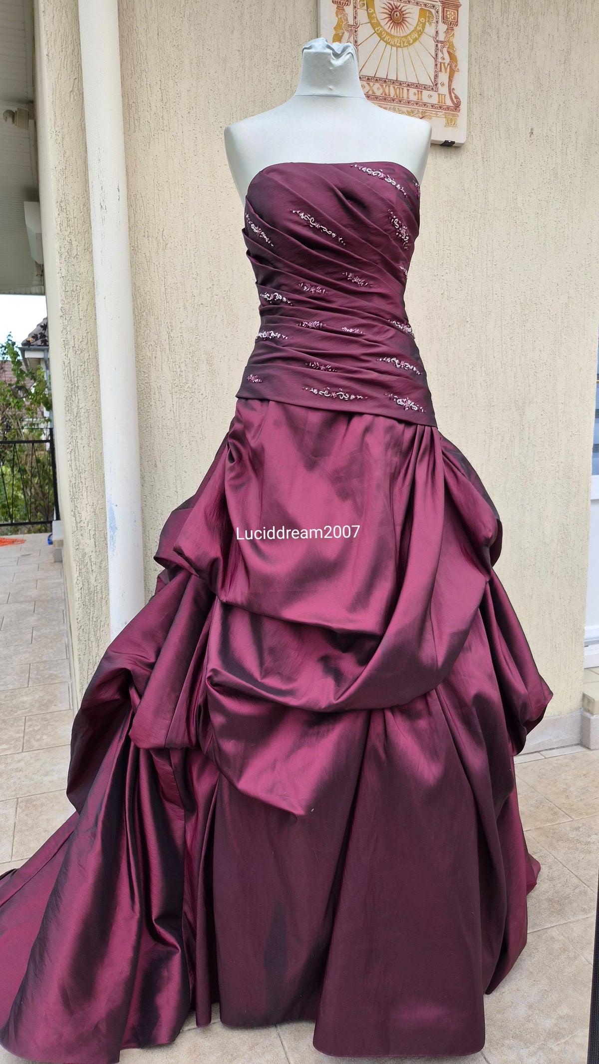 Robe en Taffetas bordeau avec traine