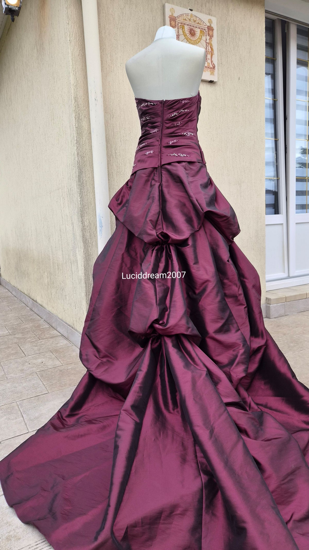 Robe en Taffetas bordeau avec traine