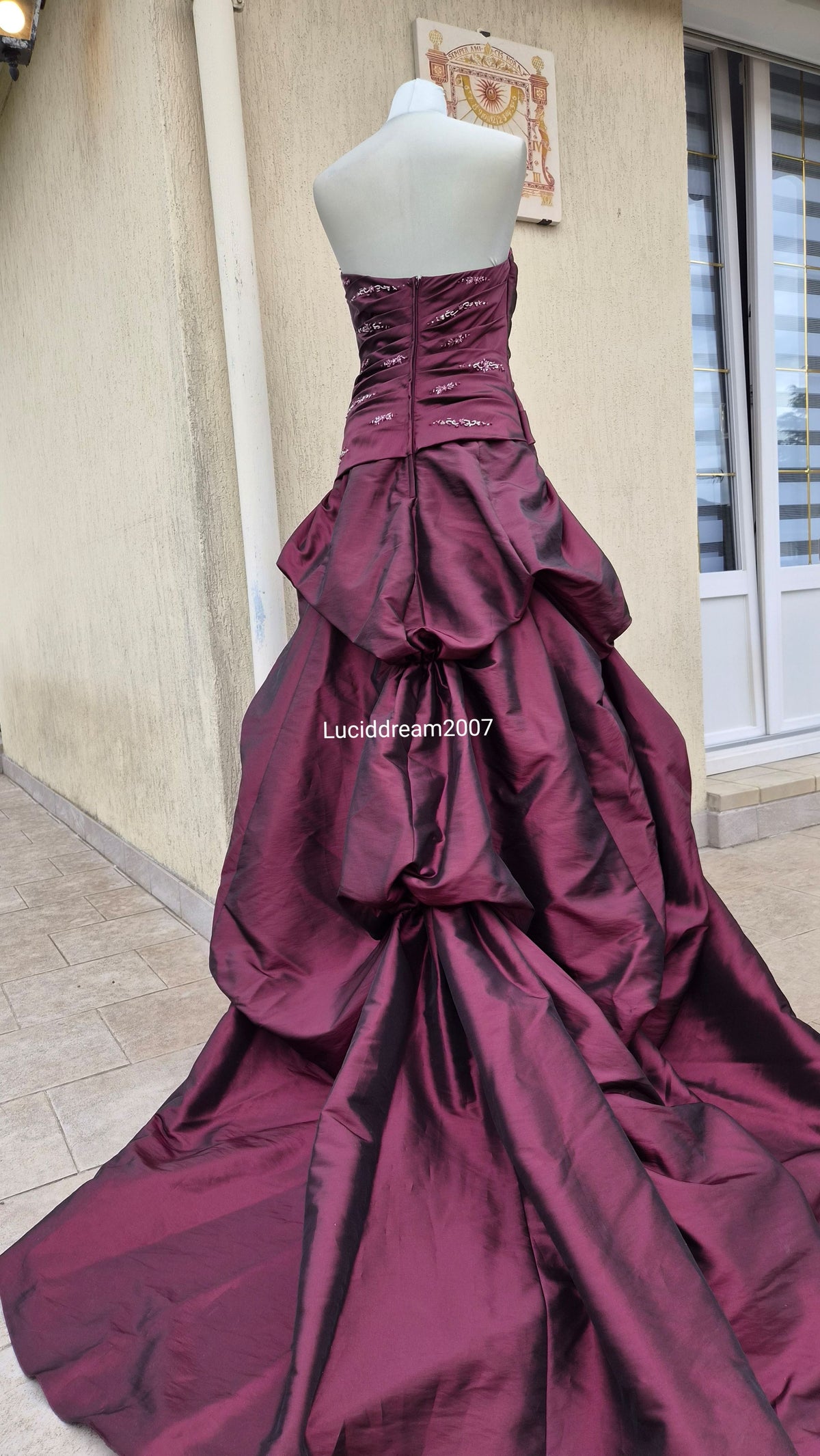 Robe en Taffetas bordeau avec traine